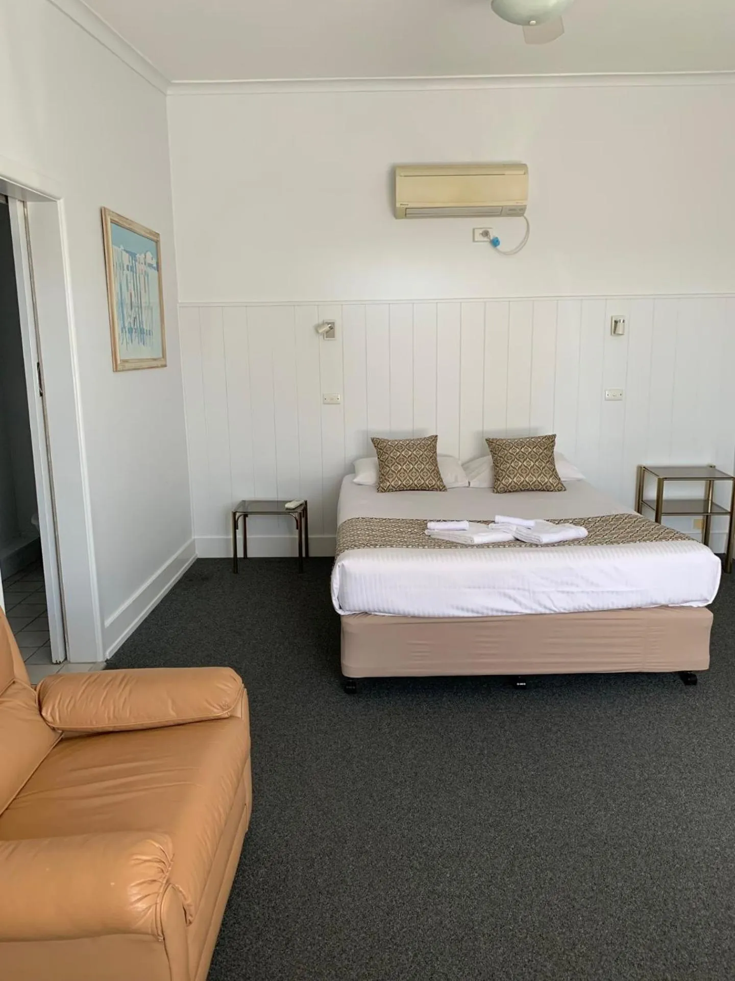 Bed in Meeniyan Motel