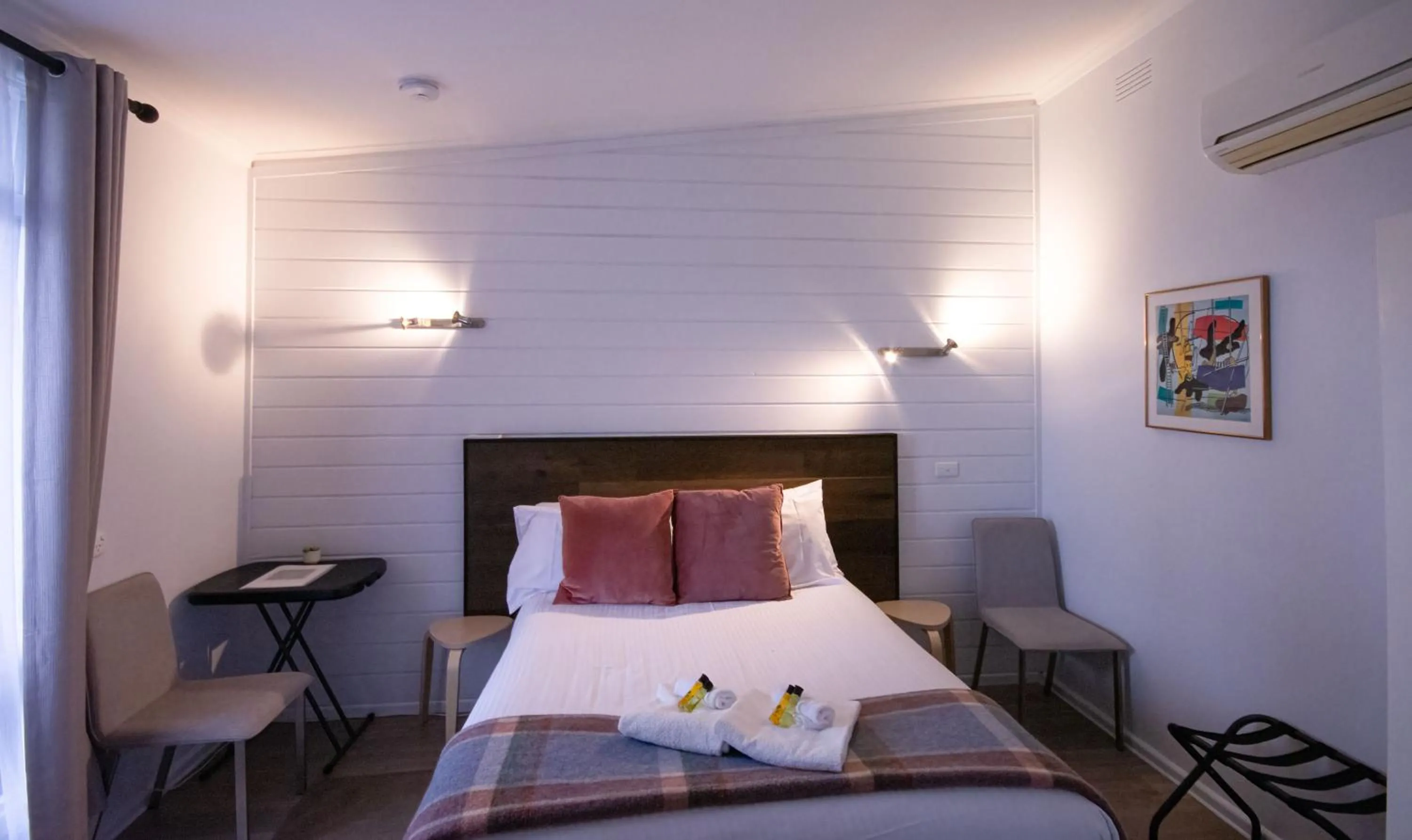 Bed in Meeniyan Motel