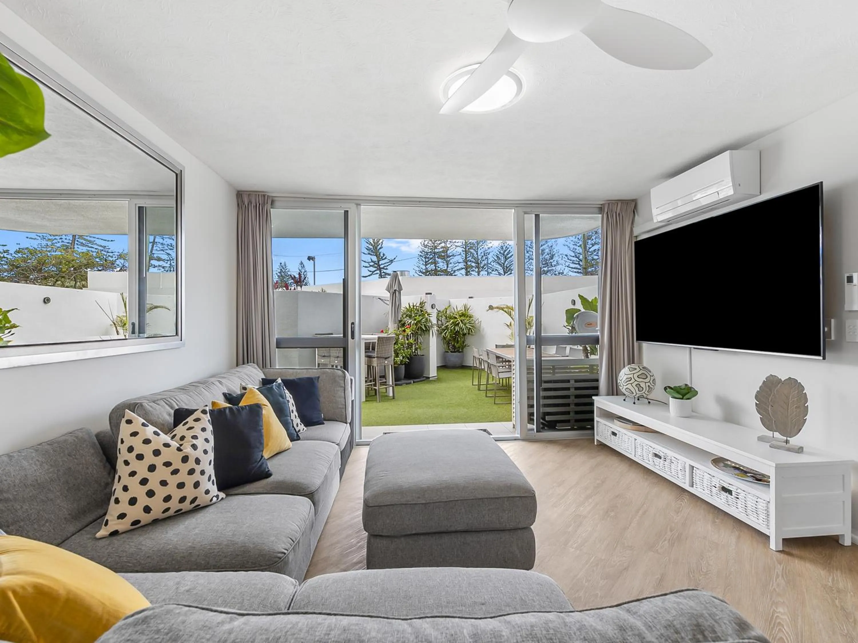 Communal lounge/ TV room in Mandolin Beachfront Resort