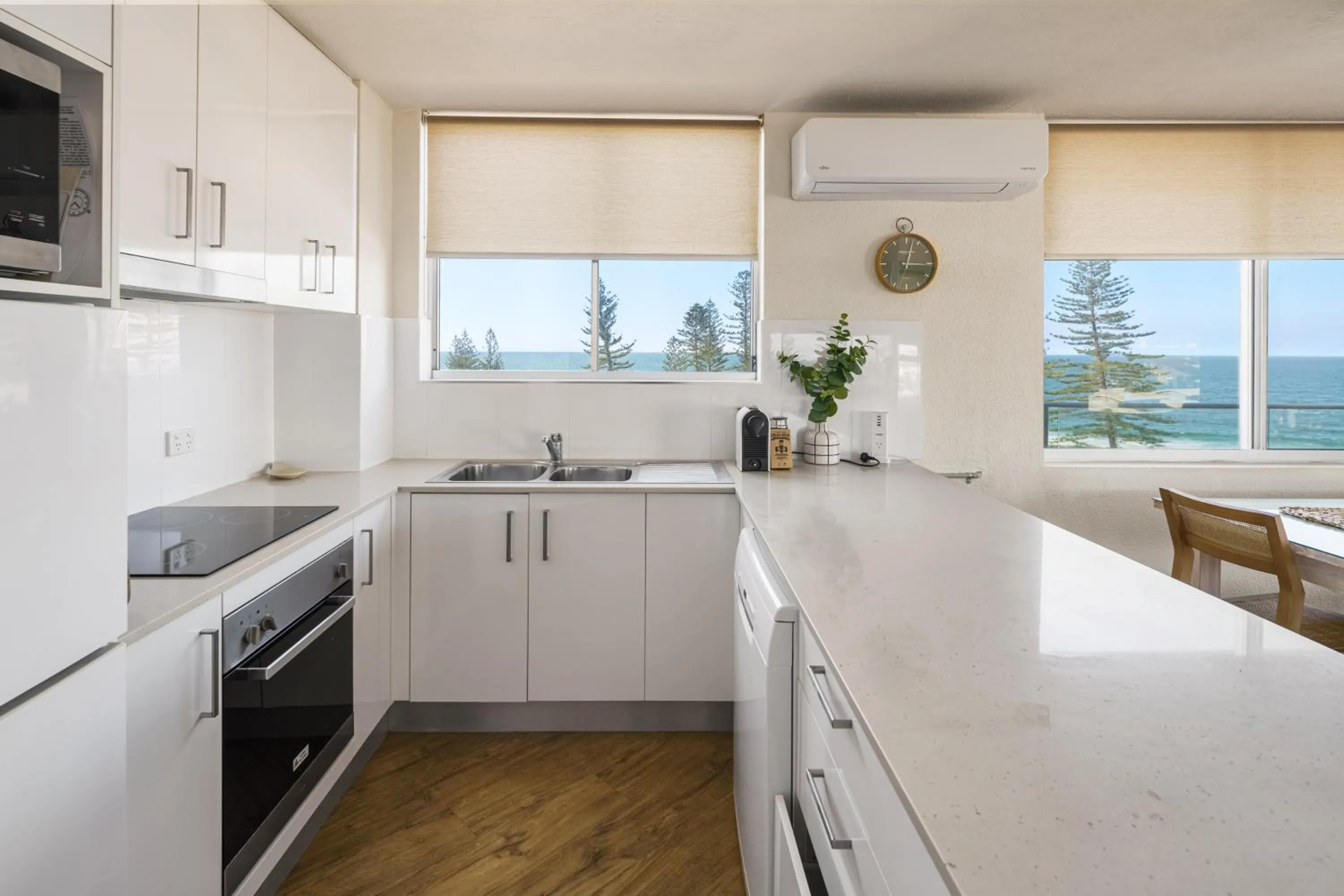 Kitchen or kitchenette in Mandolin Beachfront Resort