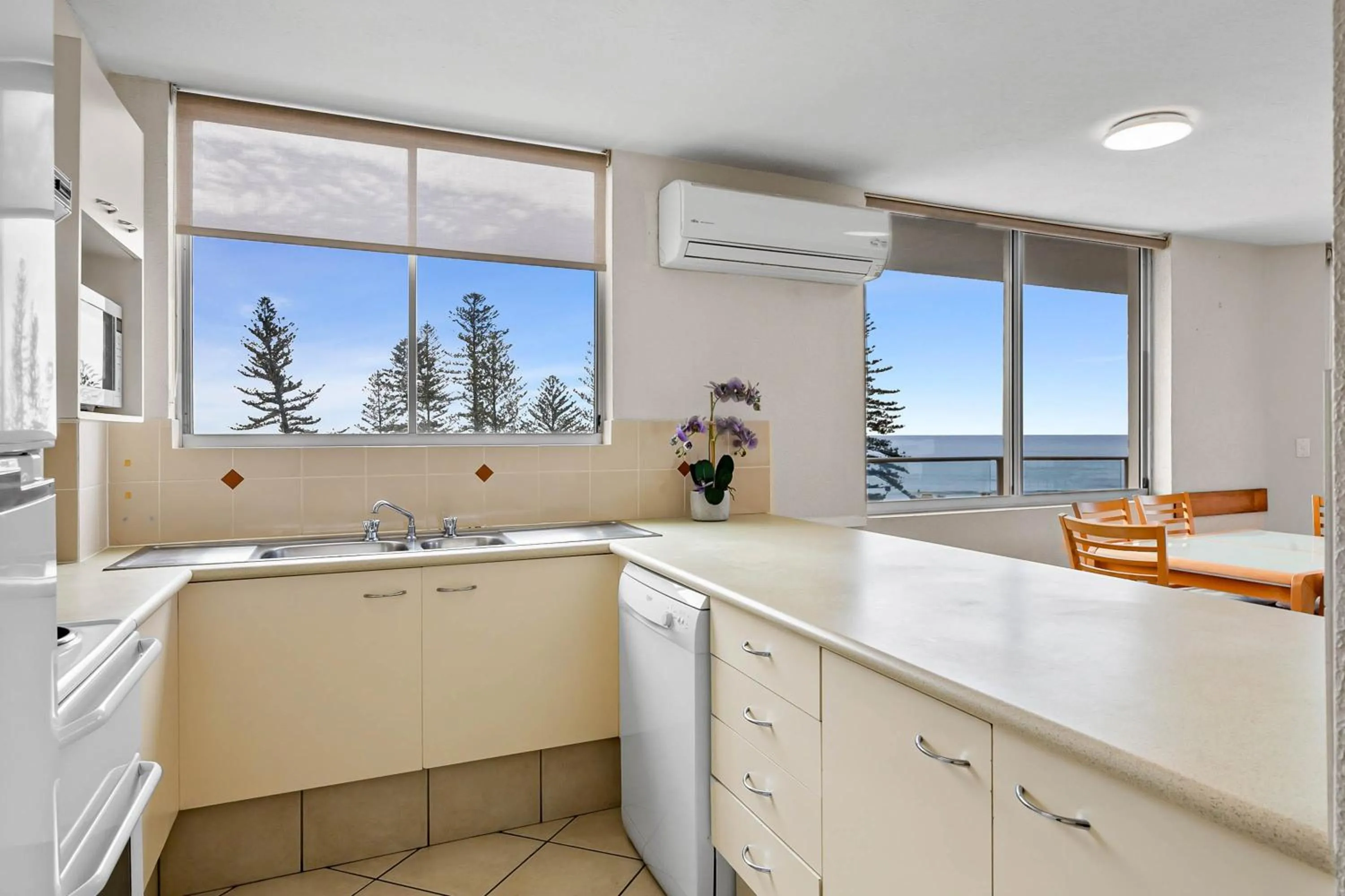 Kitchen or kitchenette in Mandolin Beachfront Resort