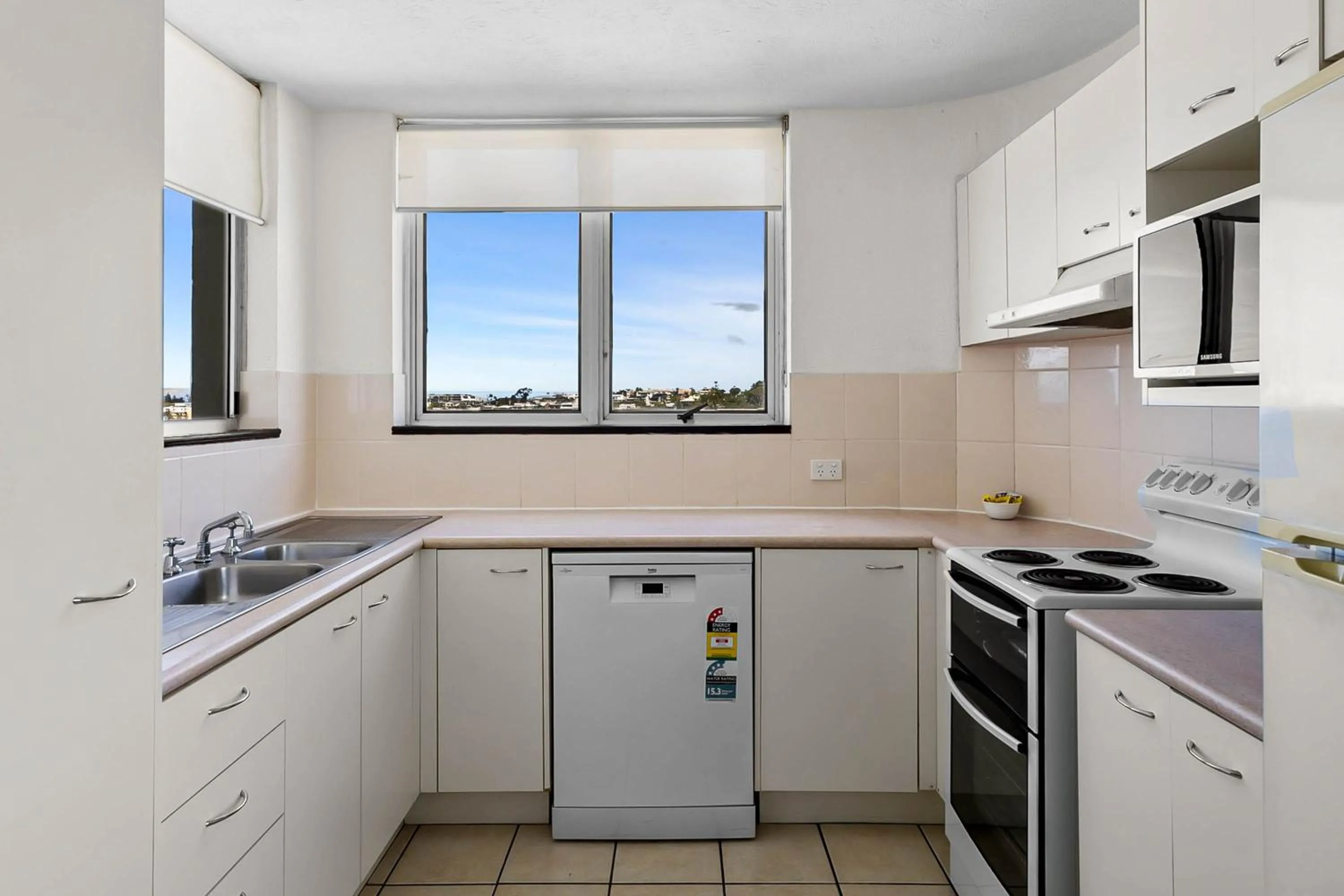 Kitchen or kitchenette in Mandolin Beachfront Resort