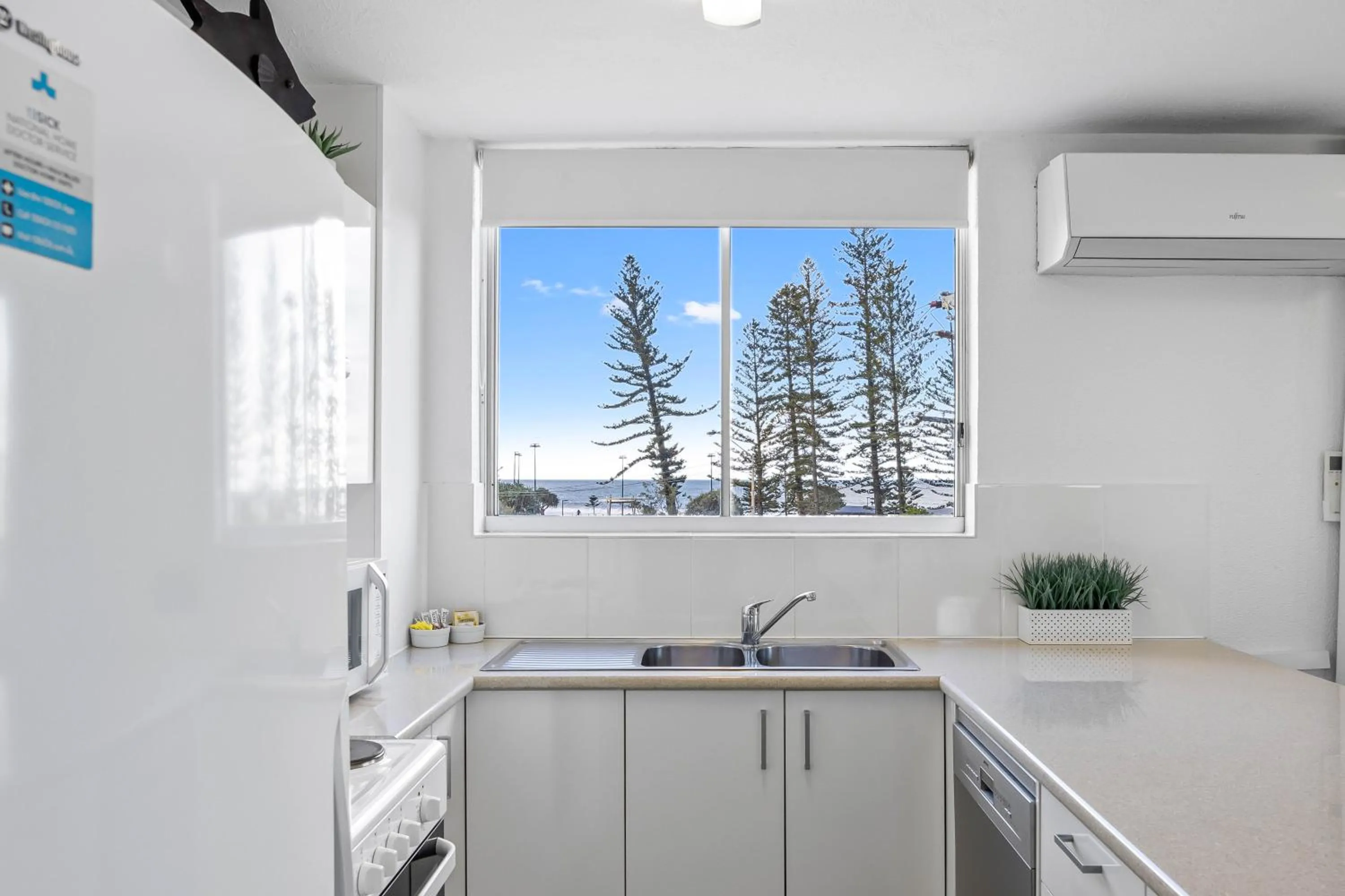 Kitchen or kitchenette in Mandolin Beachfront Resort