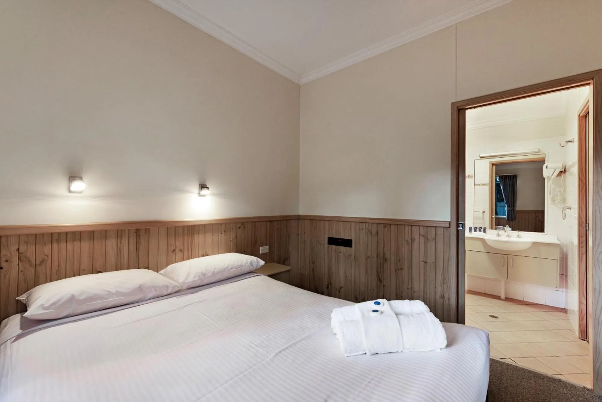 Bathroom, Bed in Discovery Parks - Gerroa