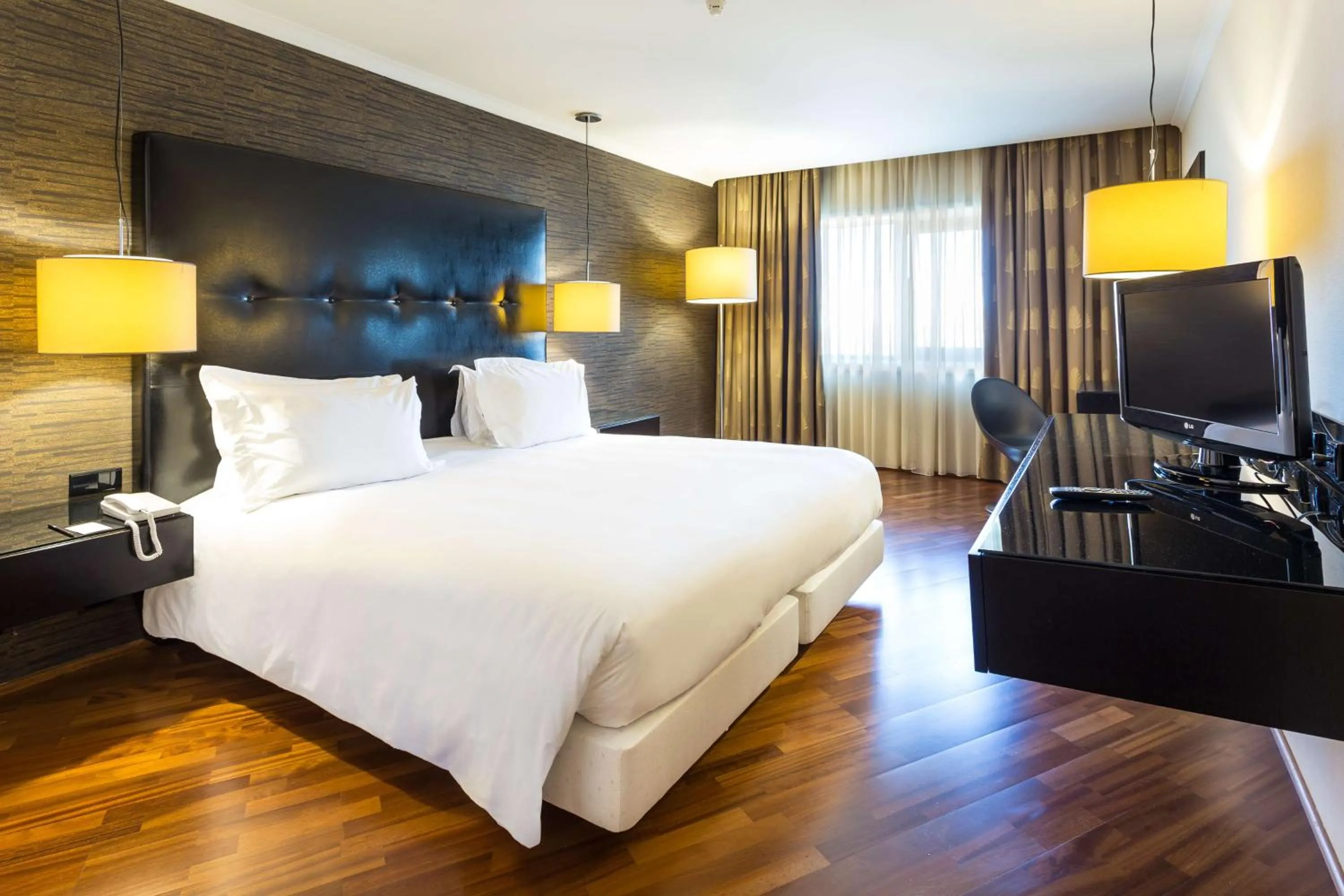 Photo of the whole room, Bed in Radisson Blu Hotel Lisbon