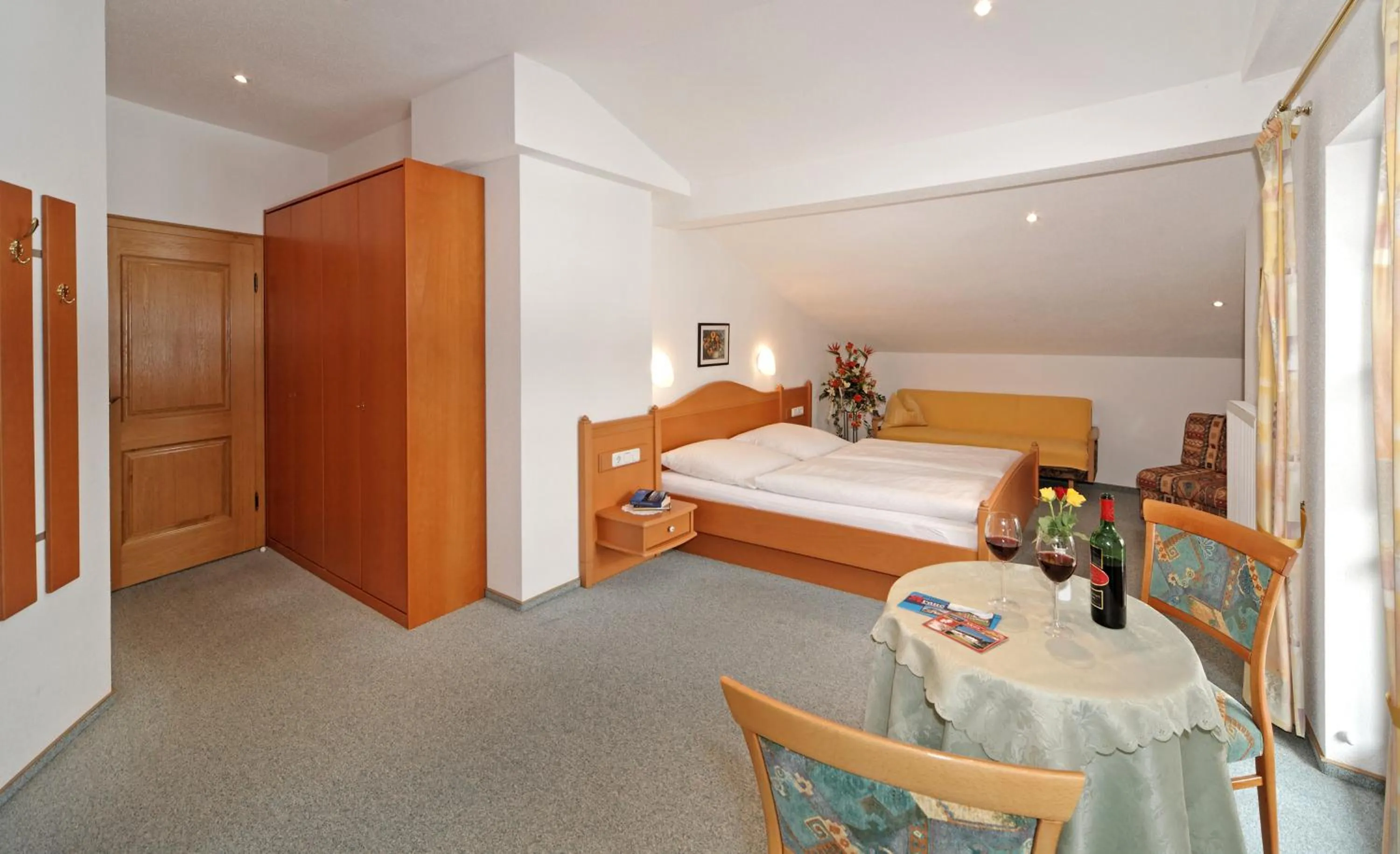 Photo of the whole room, Bed in Gasthof-Pension-Kraus