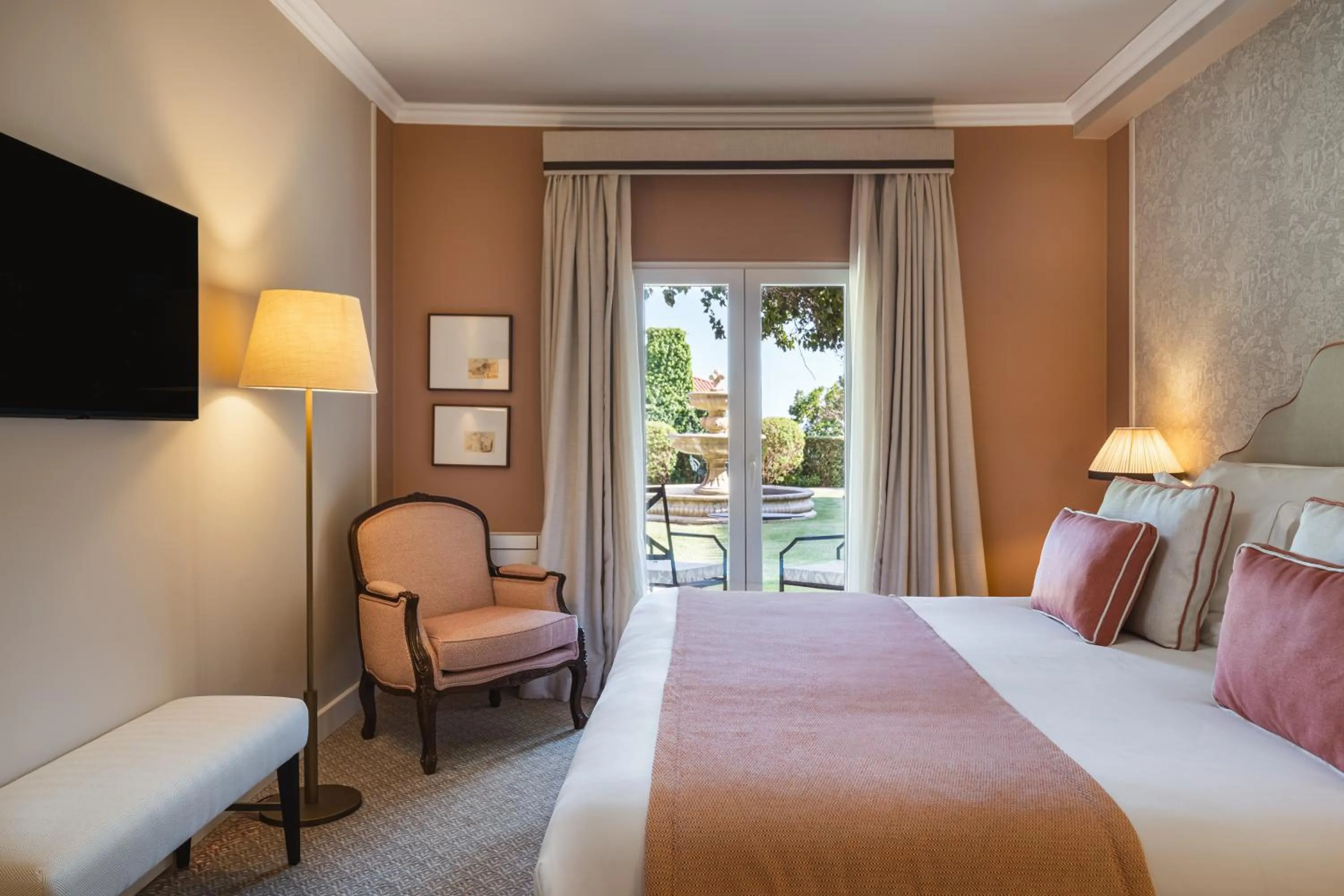 Bedroom, Bed in Longevity Senses - Cascais Boutique Hotel - Adults Only