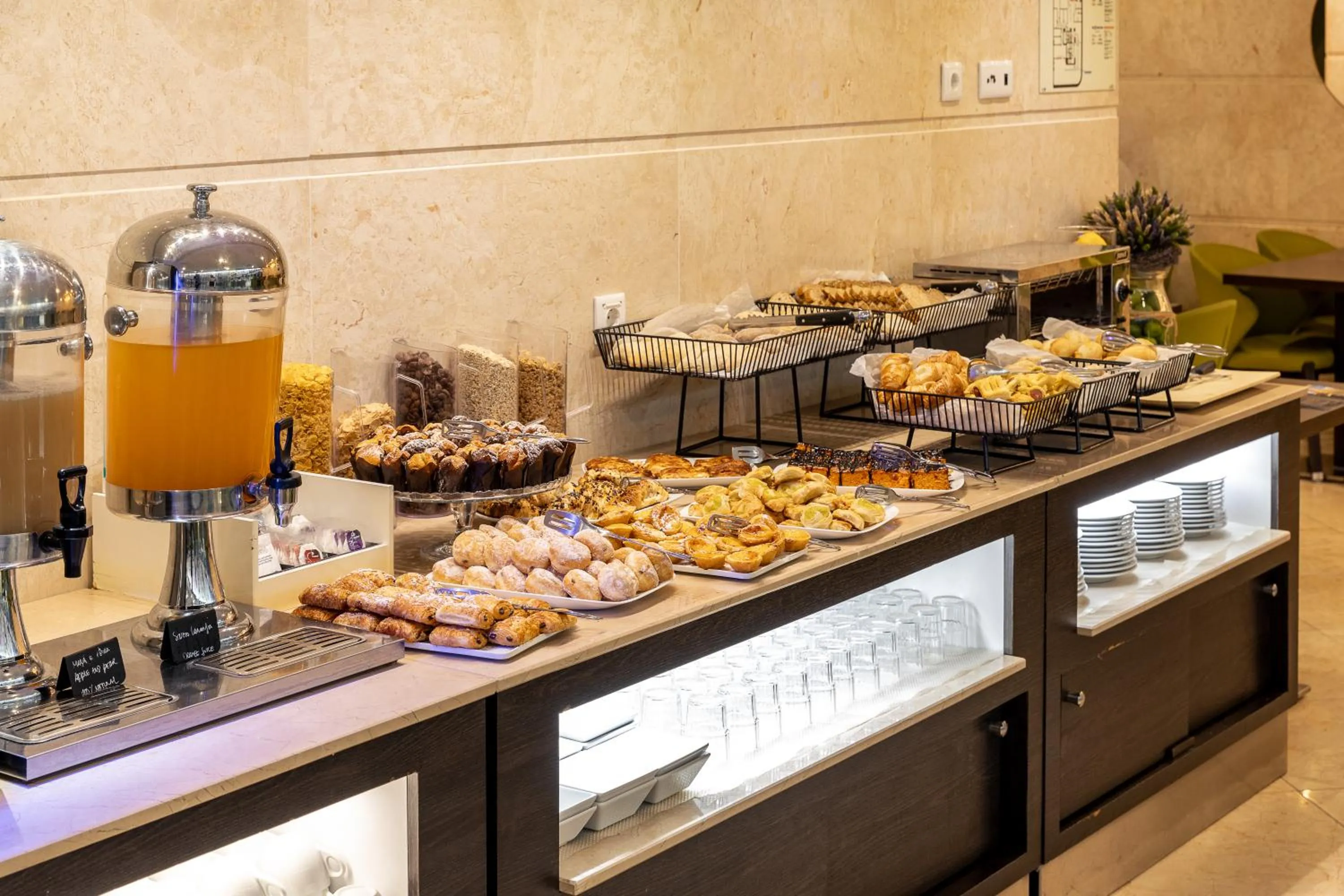 Breakfast in America Diamonds Hotel