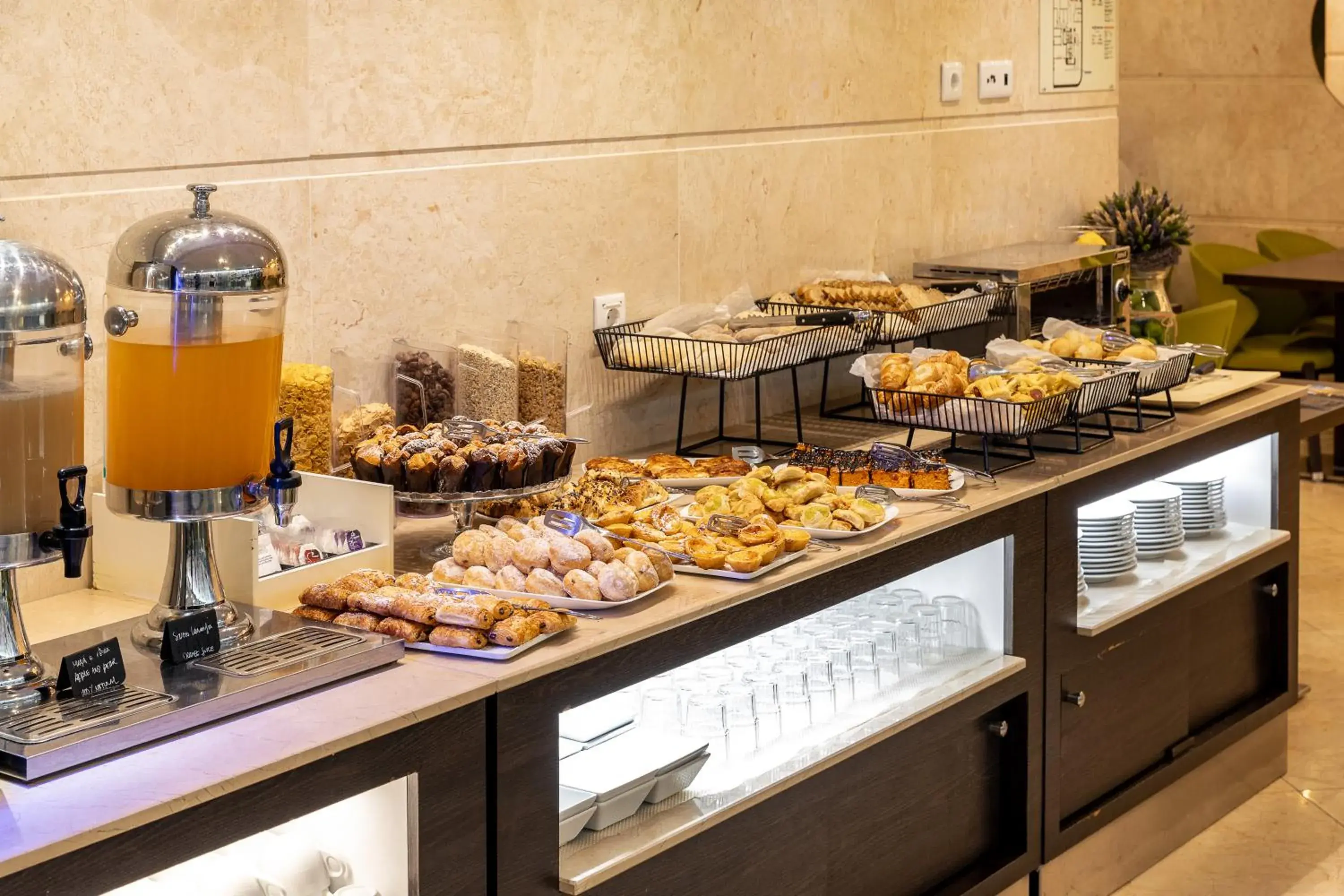 Breakfast in America Diamonds Hotel Breakfast in America Diamonds Hotel