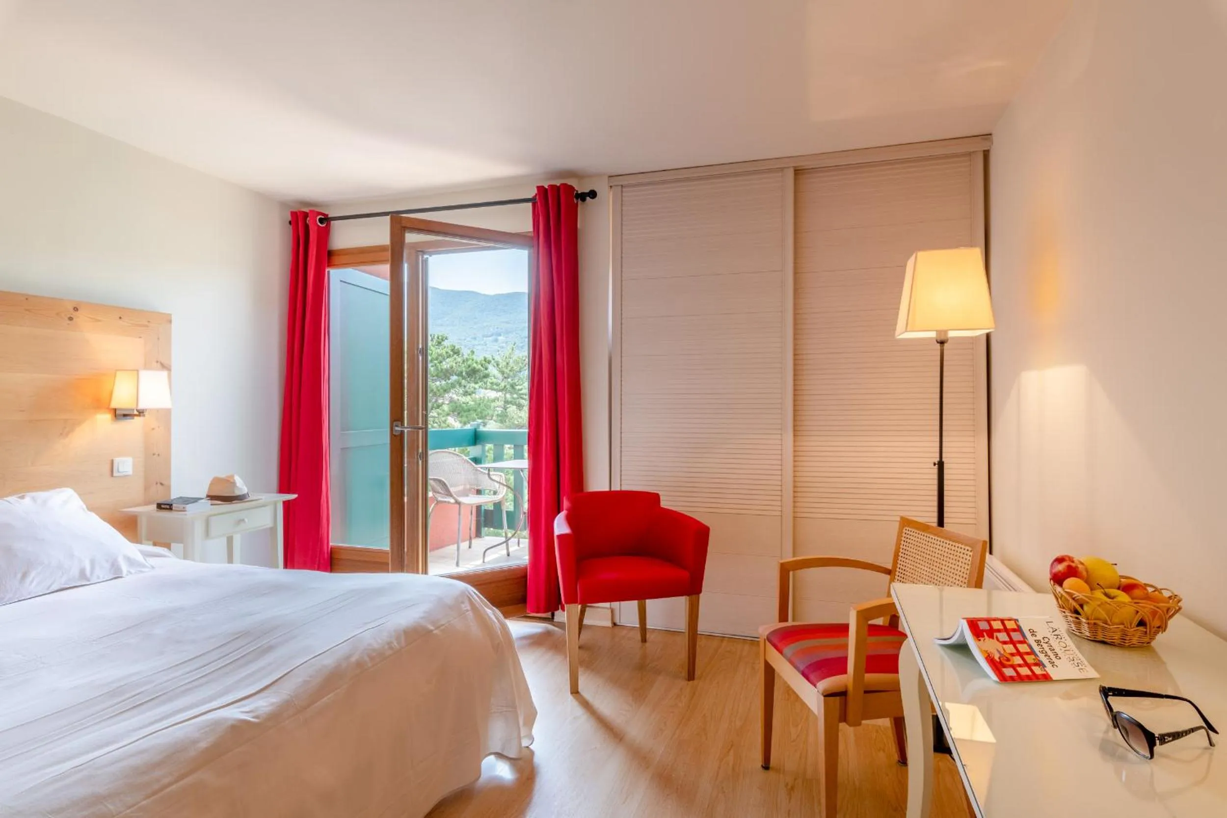 Photo of the whole room, Bed in La Pinède