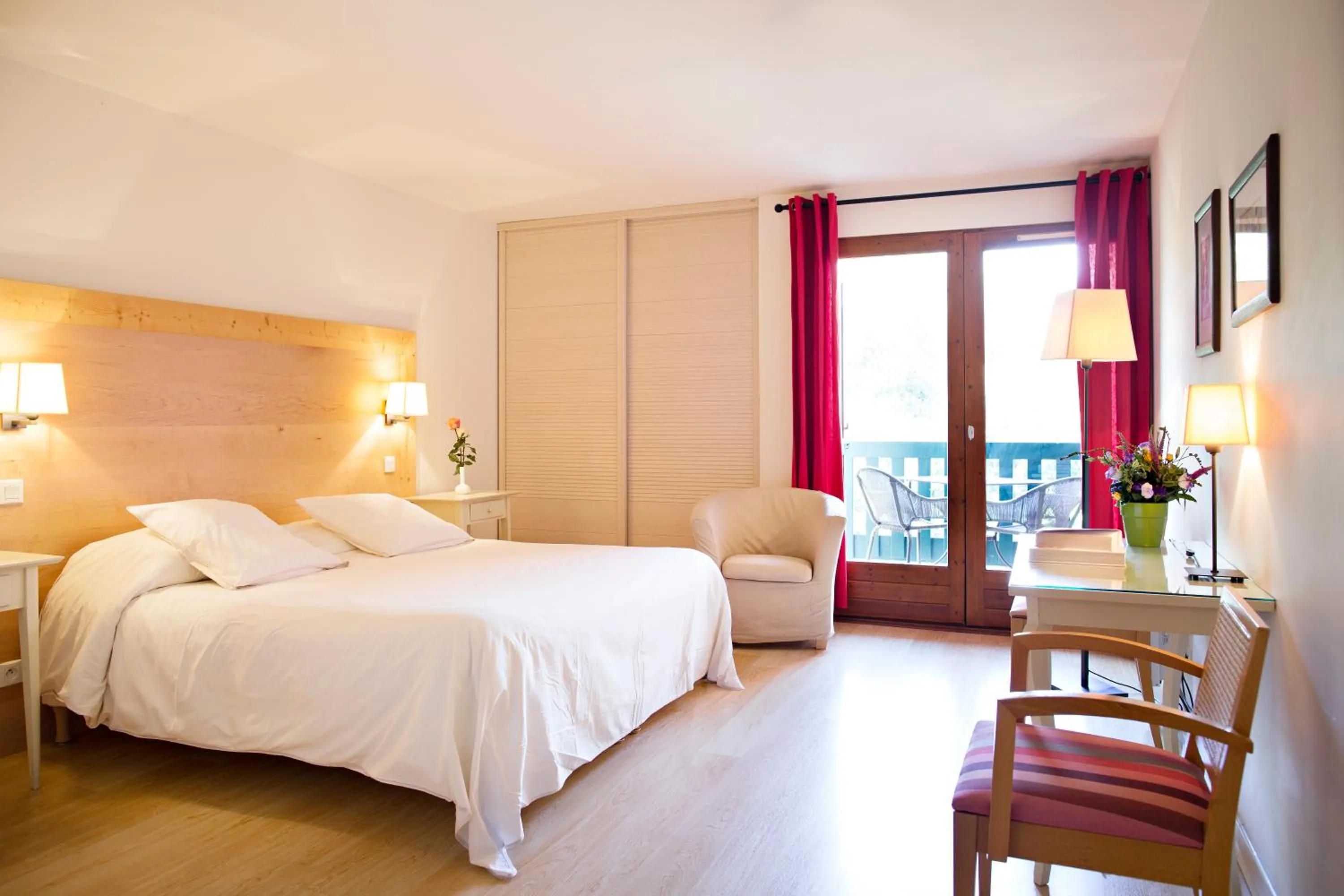 Photo of the whole room, Bed in La Pinède