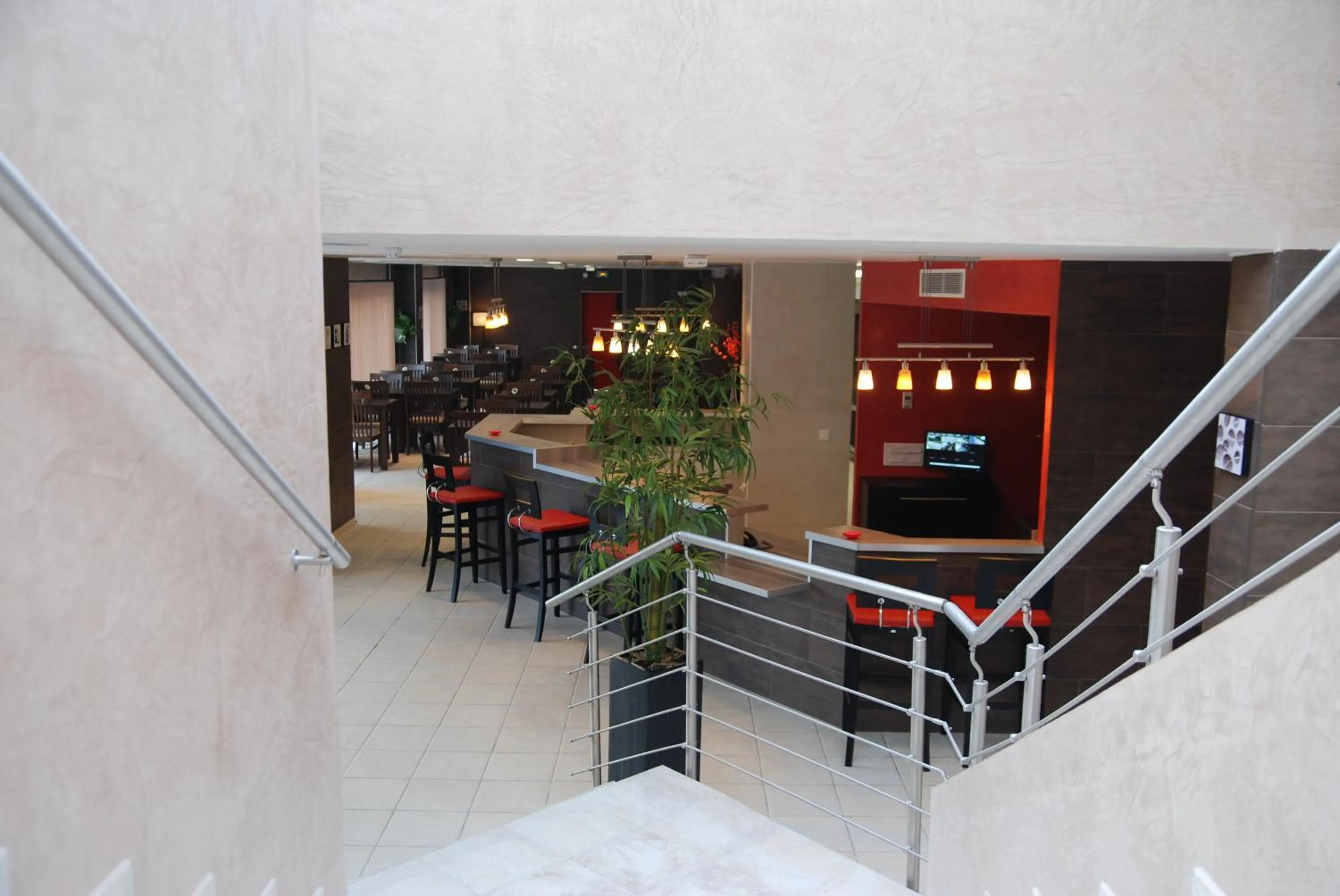 Staff in HOTEL RESTAURANT PARIS PACIFIC PARIS-VILLEJUIF- PRES DU METRO L'HAY LES ROSES LIGNE 14 - Direct PARIS-AEROPORT ORLY ET INSTITUT GUSTAVE ROUSSY