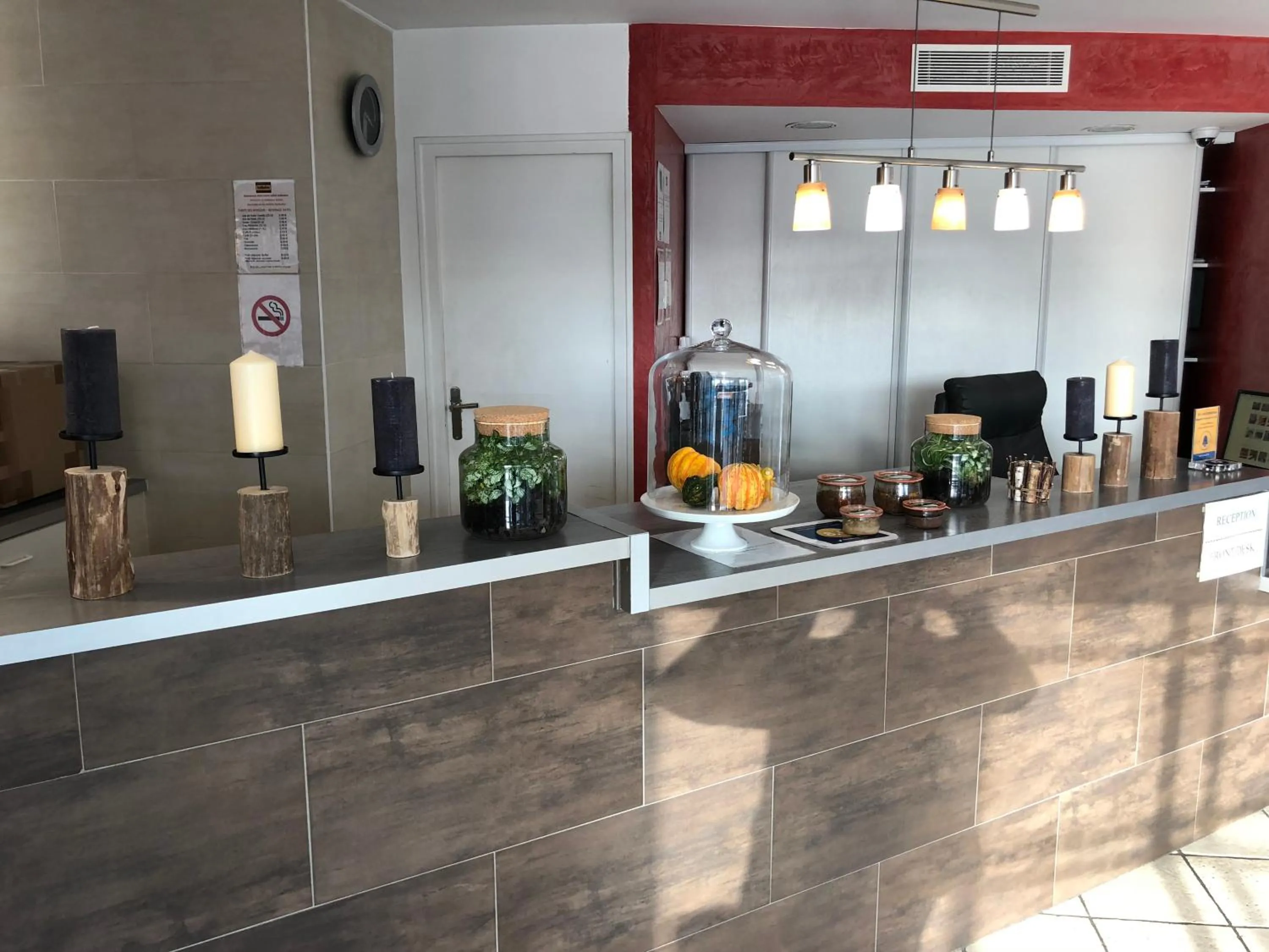 Lobby or reception in HOTEL RESTAURANT PARIS PACIFIC PARIS-VILLEJUIF- PRES DU METRO L'HAY LES ROSES LIGNE 14 - Direct PARIS-AEROPORT ORLY ET INSTITUT GUSTAVE ROUSSY