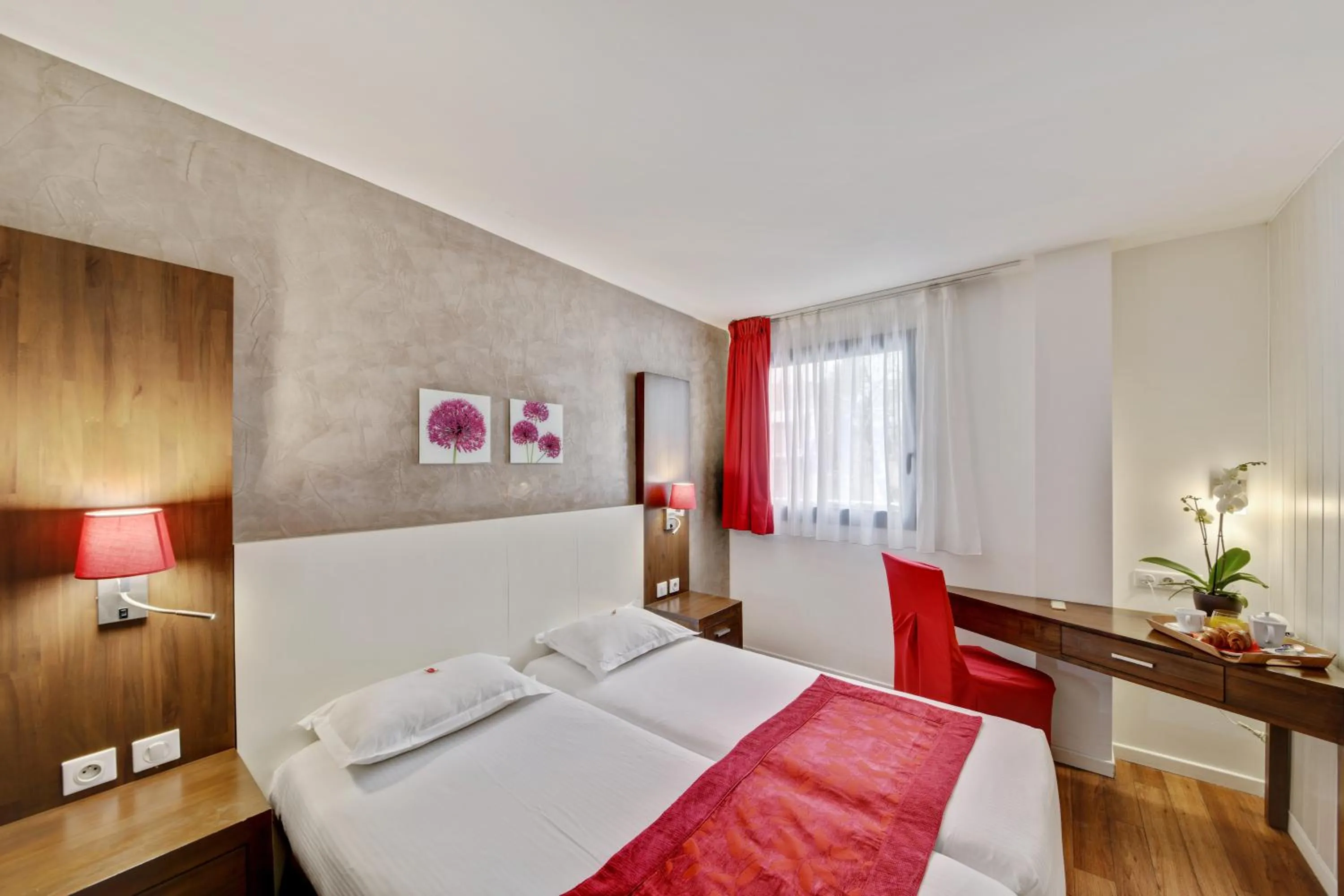 Photo of the whole room, Bed in HOTEL RESTAURANT PARIS PACIFIC PARIS-VILLEJUIF- PRES DU METRO L'HAY LES ROSES LIGNE 14 - Direct PARIS-AEROPORT ORLY ET INSTITUT GUSTAVE ROUSSY