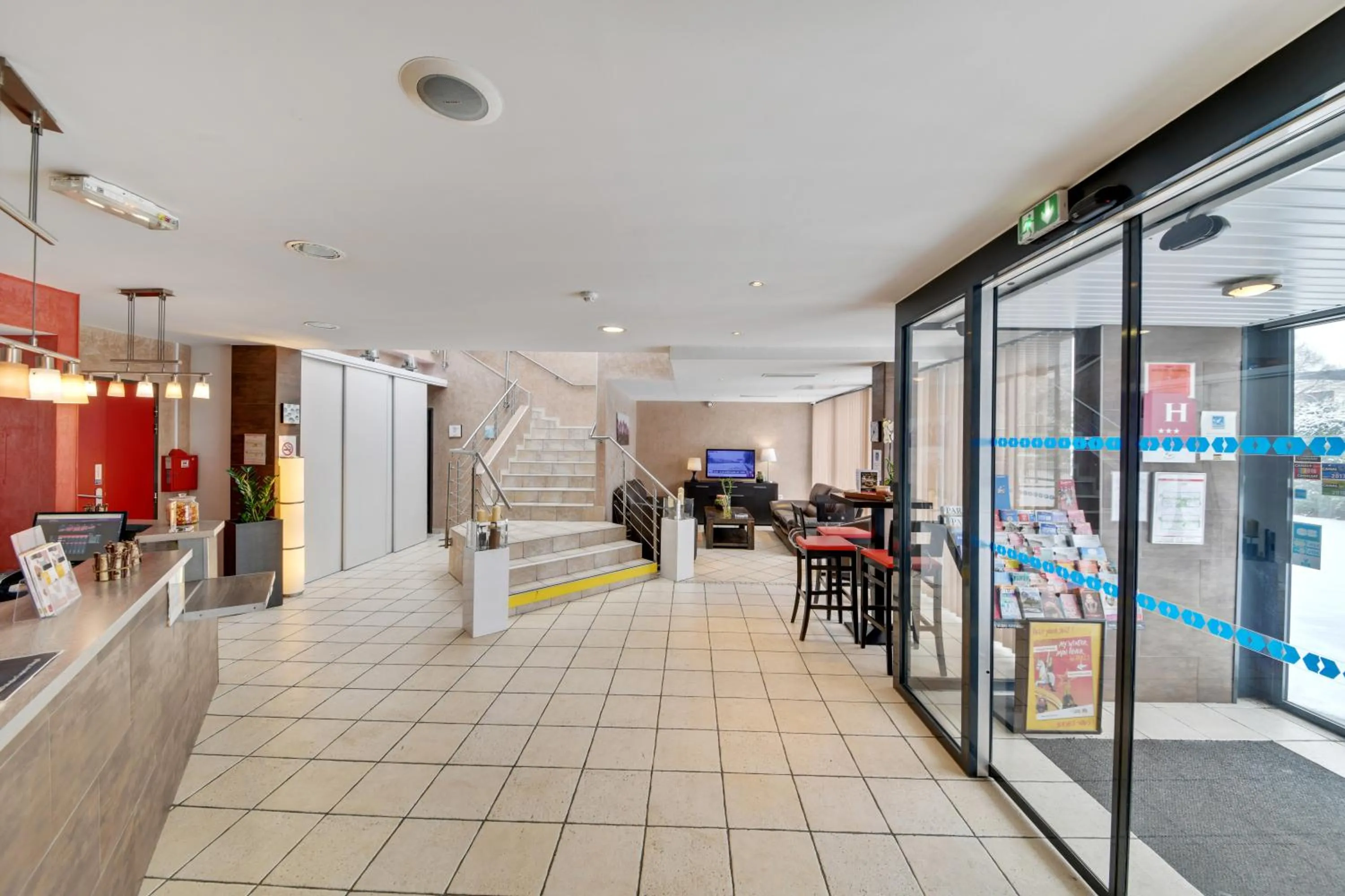 Facade/entrance in HOTEL RESTAURANT PARIS PACIFIC PARIS-VILLEJUIF- PRES DU METRO L'HAY LES ROSES LIGNE 14 - Direct PARIS-AEROPORT ORLY ET INSTITUT GUSTAVE ROUSSY