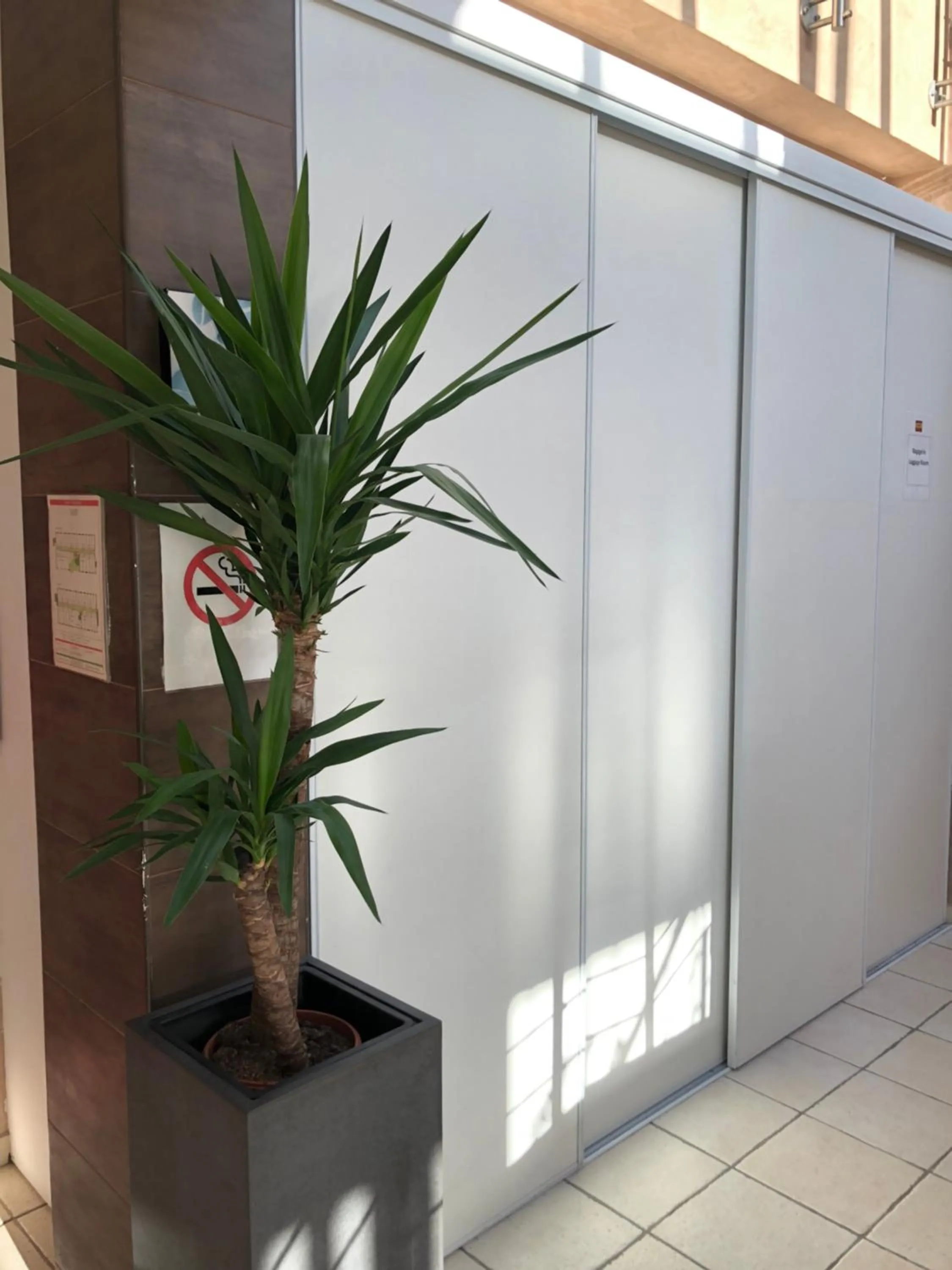 Lobby or reception in HOTEL RESTAURANT PARIS PACIFIC PARIS-VILLEJUIF- PRES DU METRO L'HAY LES ROSES LIGNE 14 - Direct PARIS-AEROPORT ORLY ET INSTITUT GUSTAVE ROUSSY