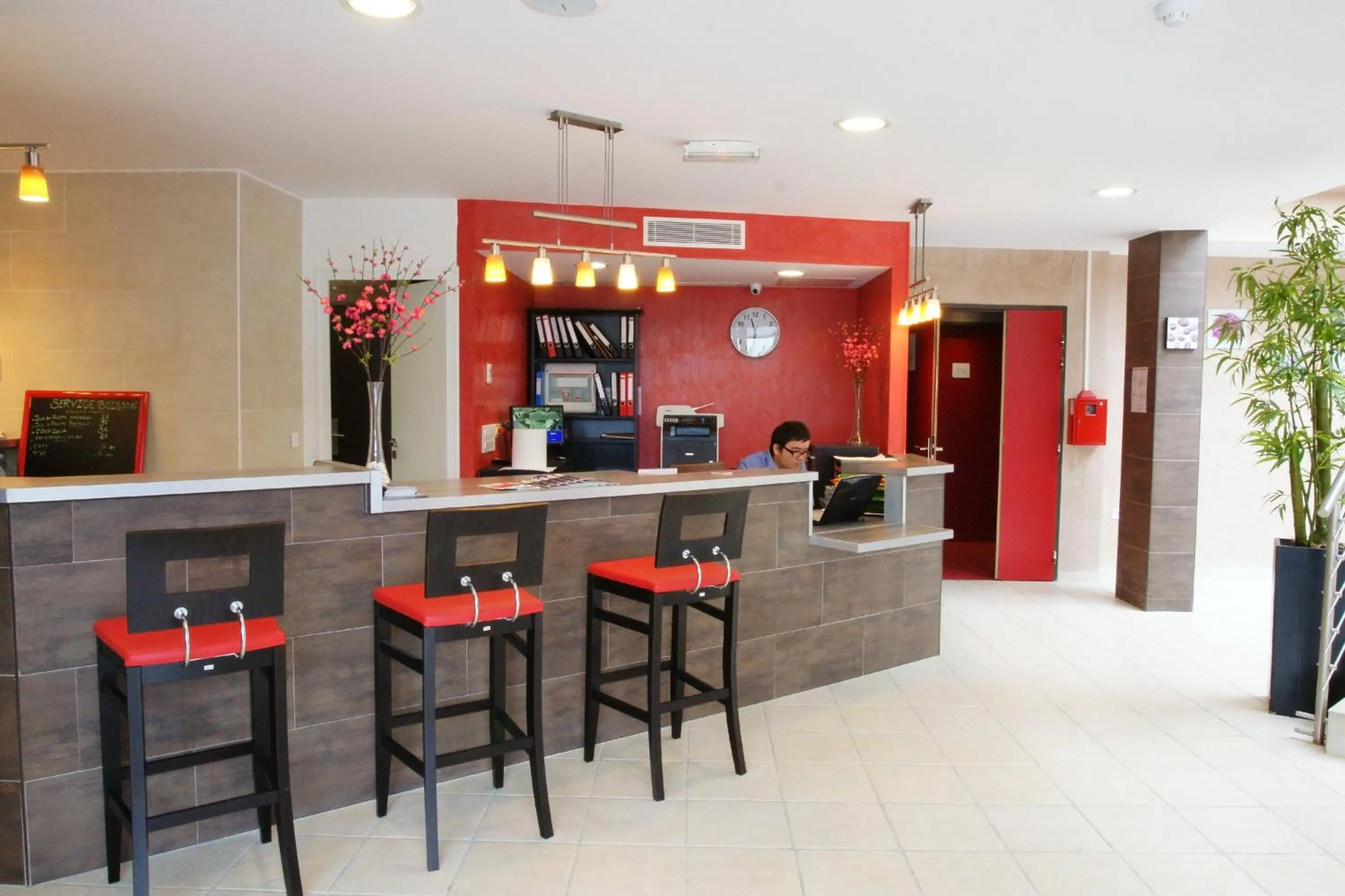 Lobby or reception in HOTEL RESTAURANT PARIS PACIFIC PARIS-VILLEJUIF- PRES DU METRO L'HAY LES ROSES LIGNE 14 - Direct PARIS-AEROPORT ORLY ET INSTITUT GUSTAVE ROUSSY