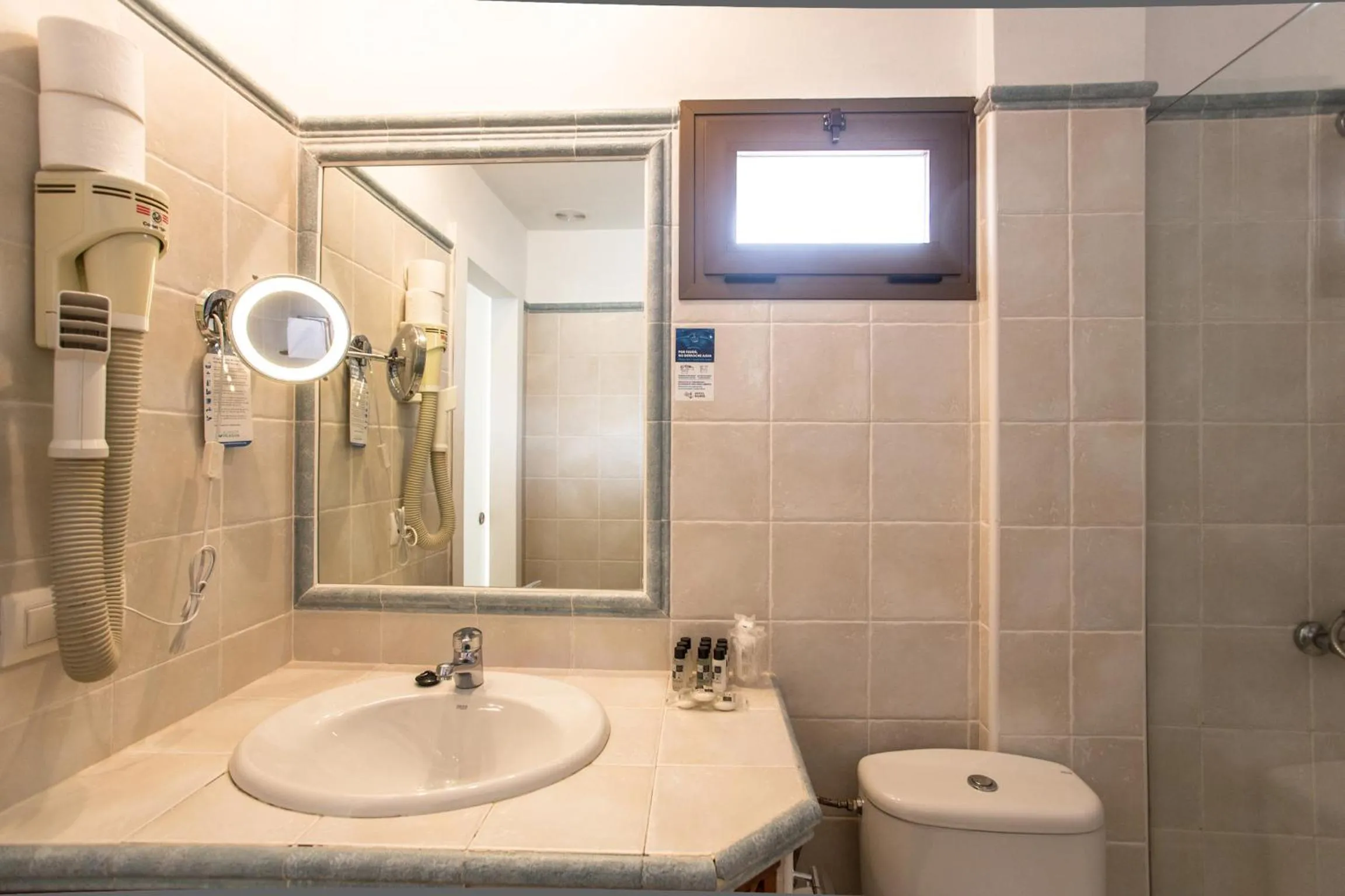 Superior Twin Room with Sea View in Hotel Bahía