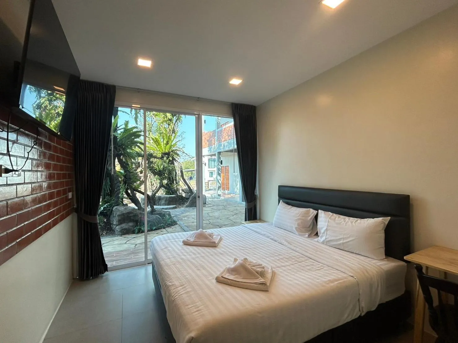 Bed in Uthaithani Resort