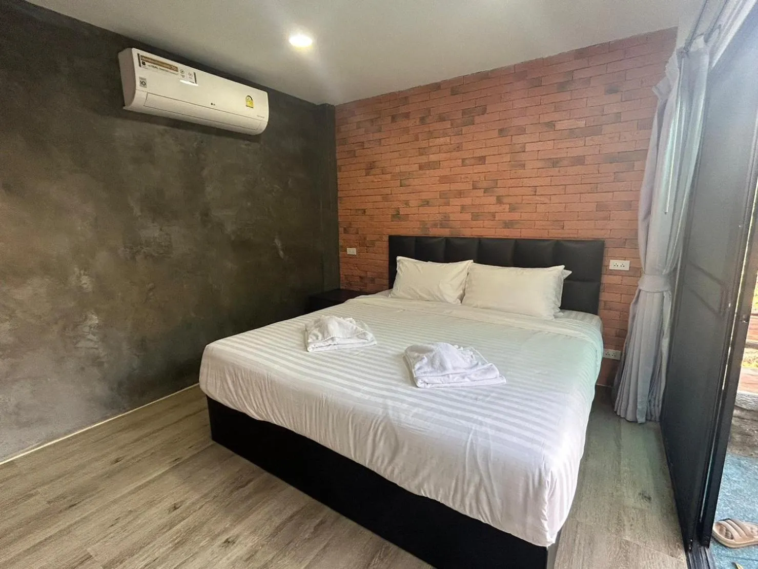 Bed in Uthaithani Resort