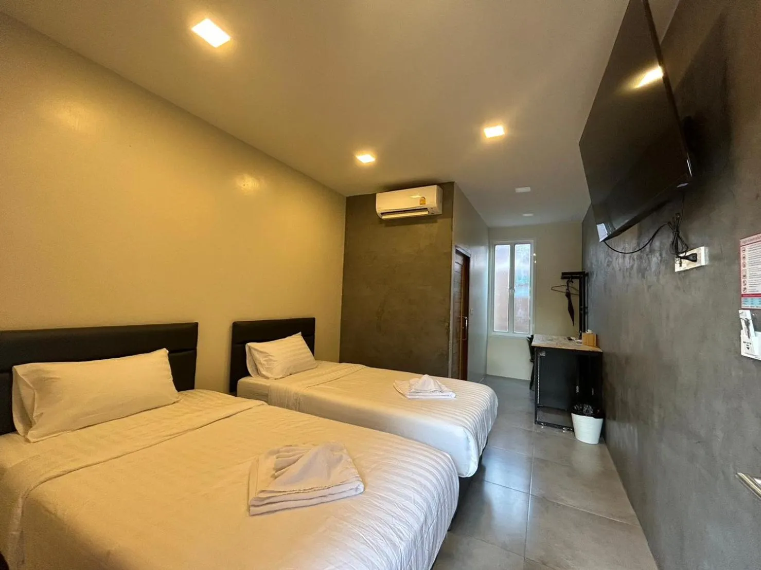 Bed in Uthaithani Resort