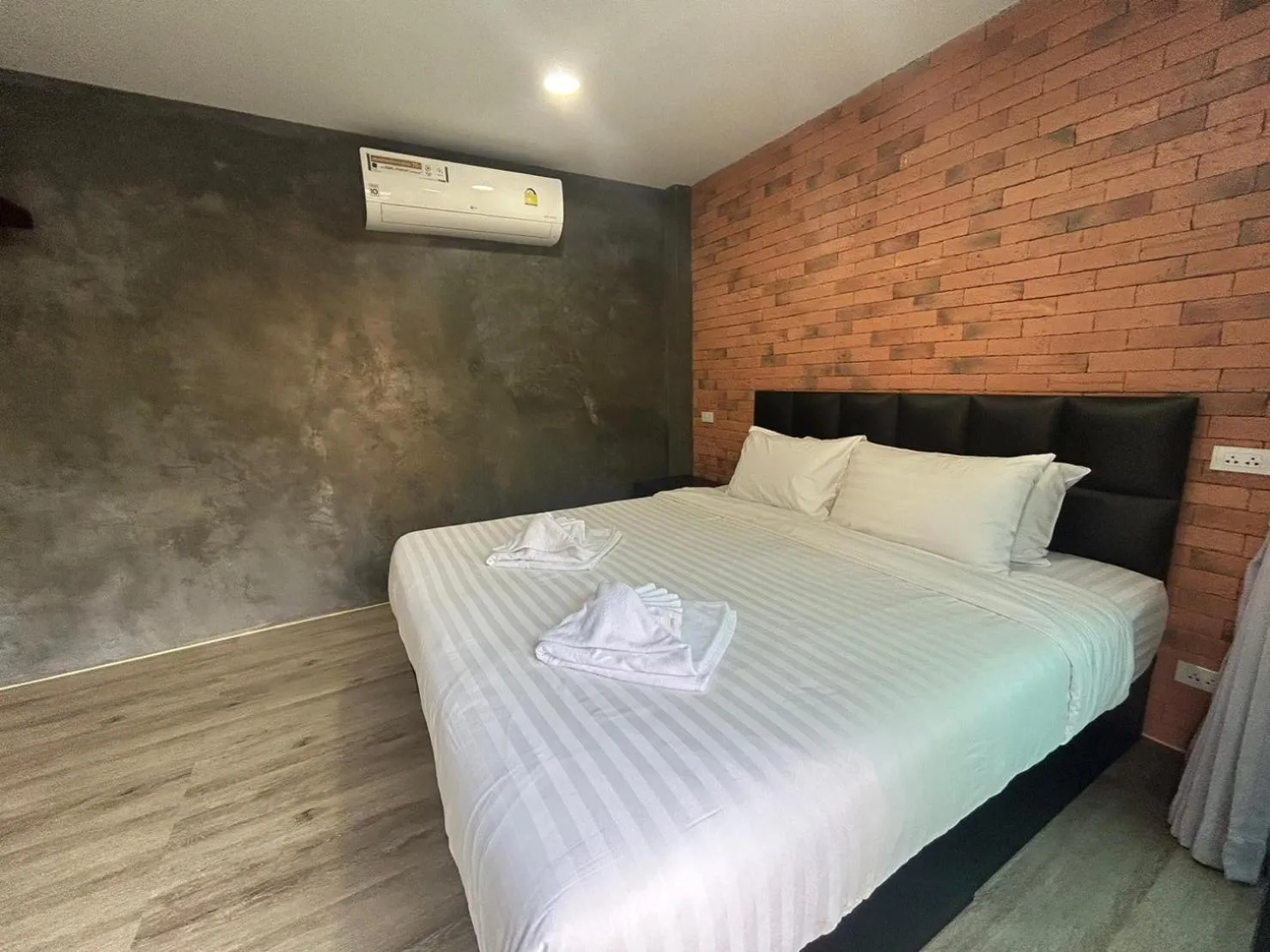 Bed in Uthaithani Resort