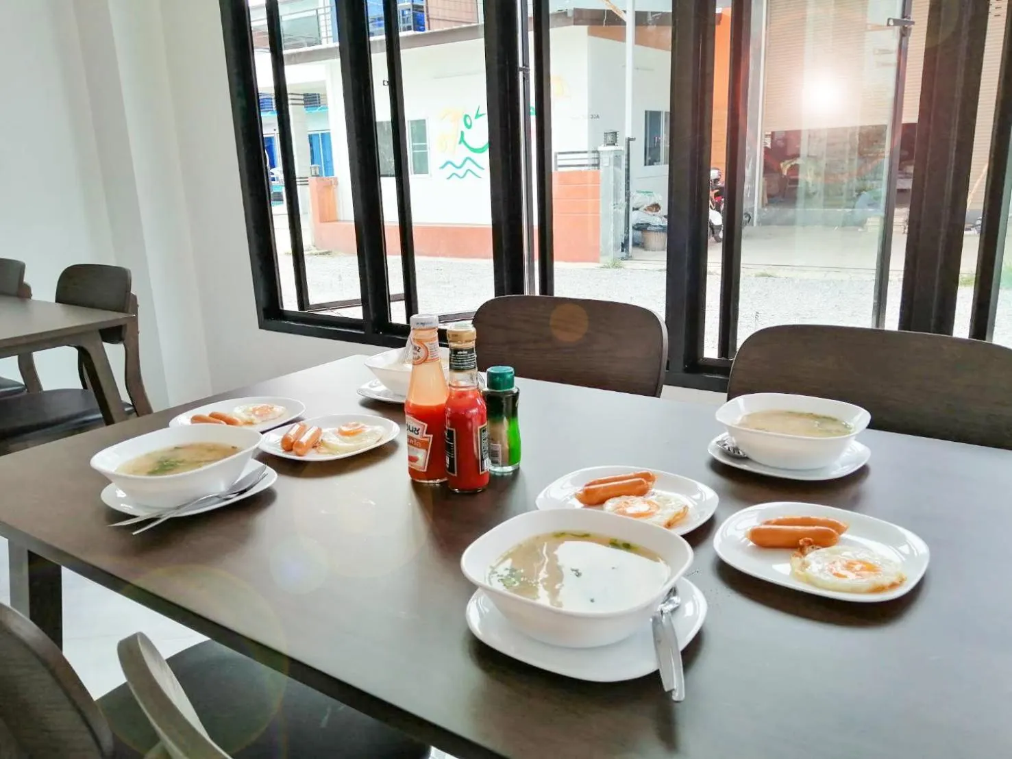 Restaurant/places to eat in Uthaithani Resort