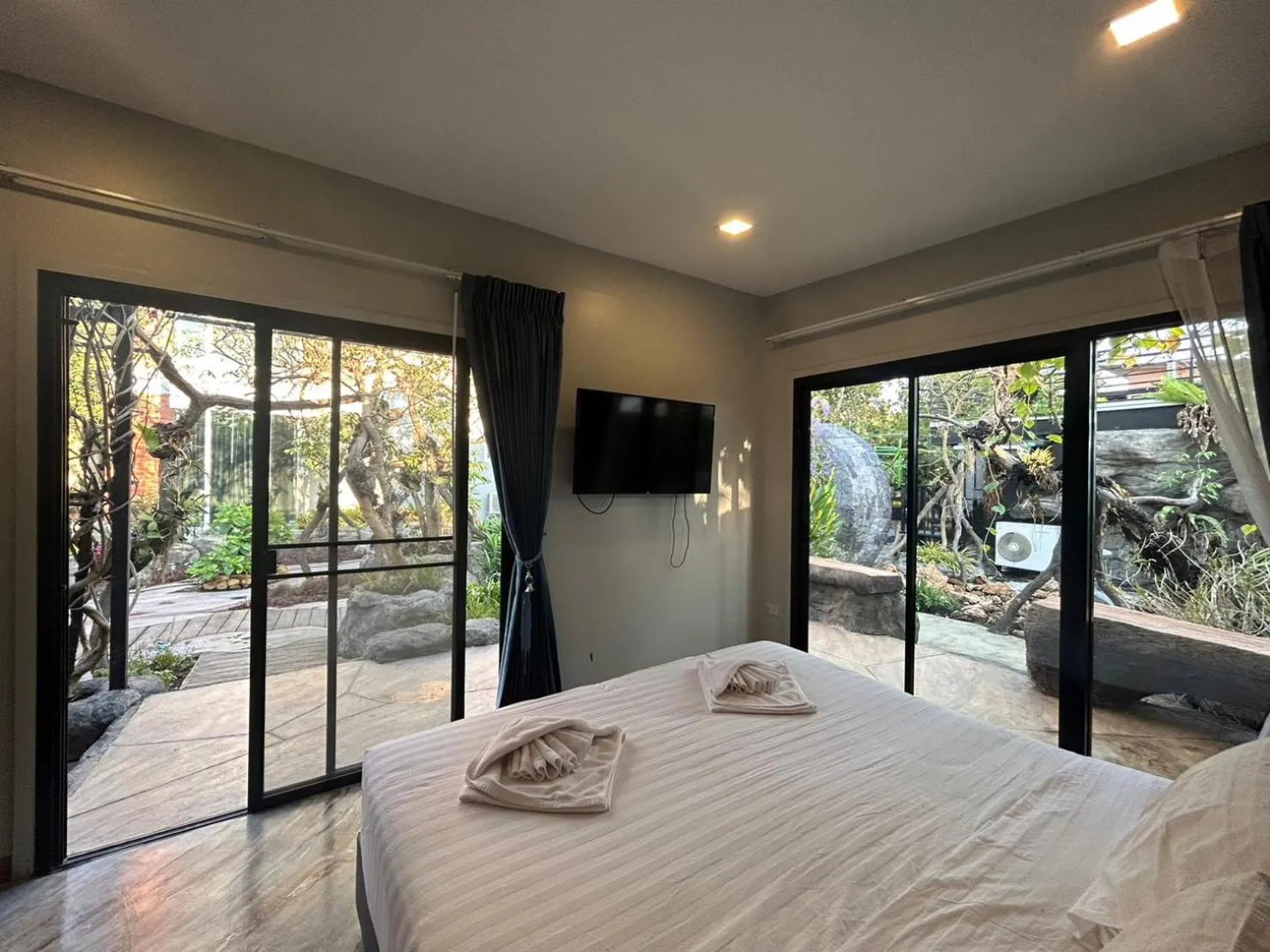 Bed in Uthaithani Resort