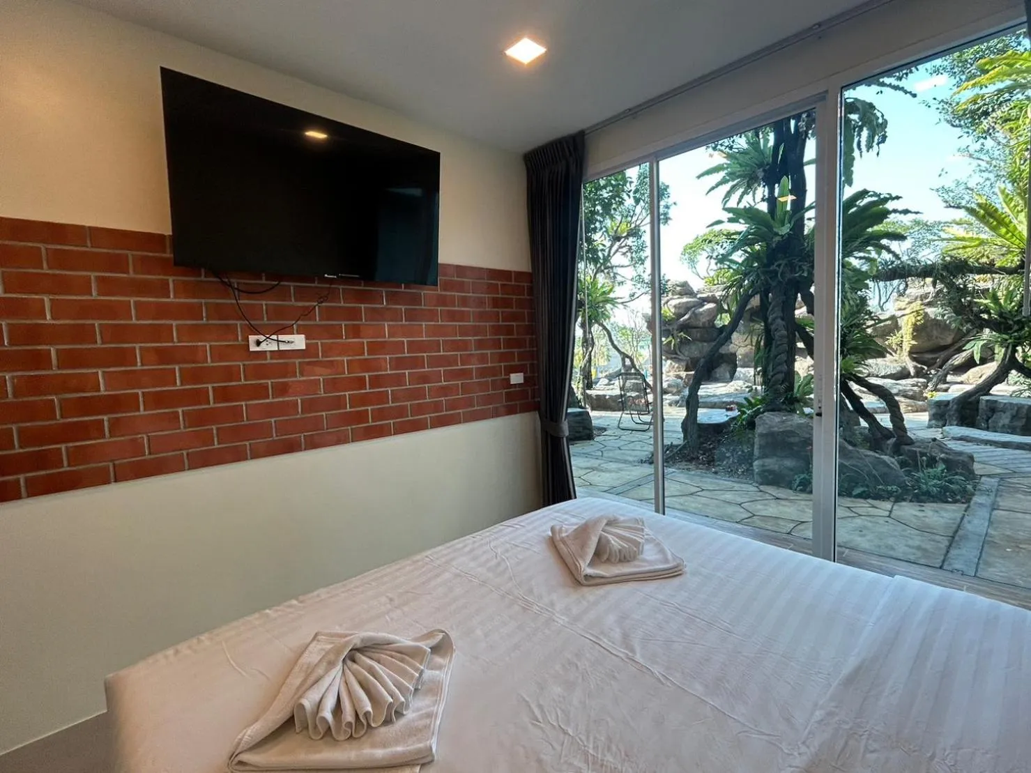 Bed in Uthaithani Resort