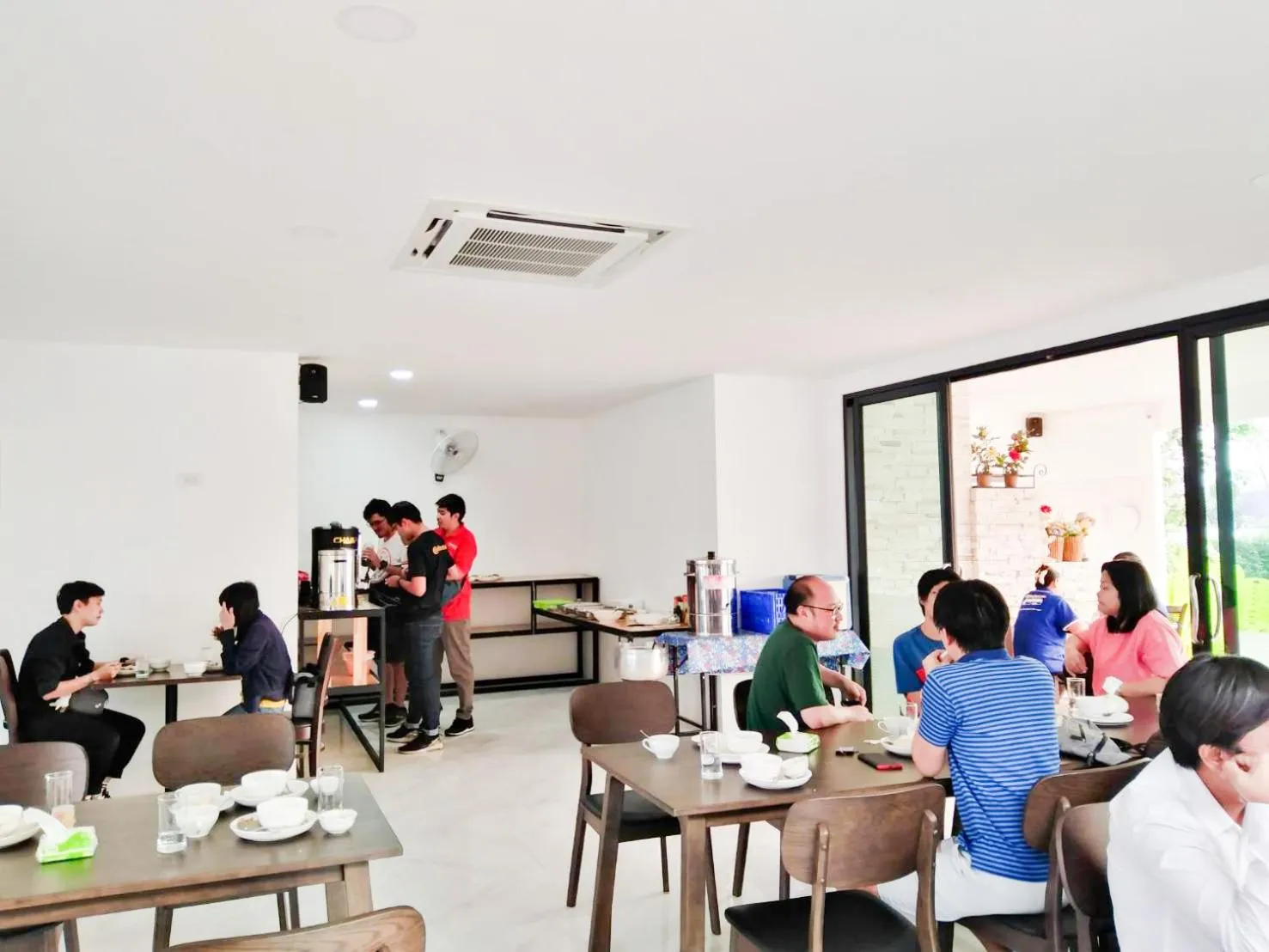 Restaurant/places to eat in Uthaithani Resort
