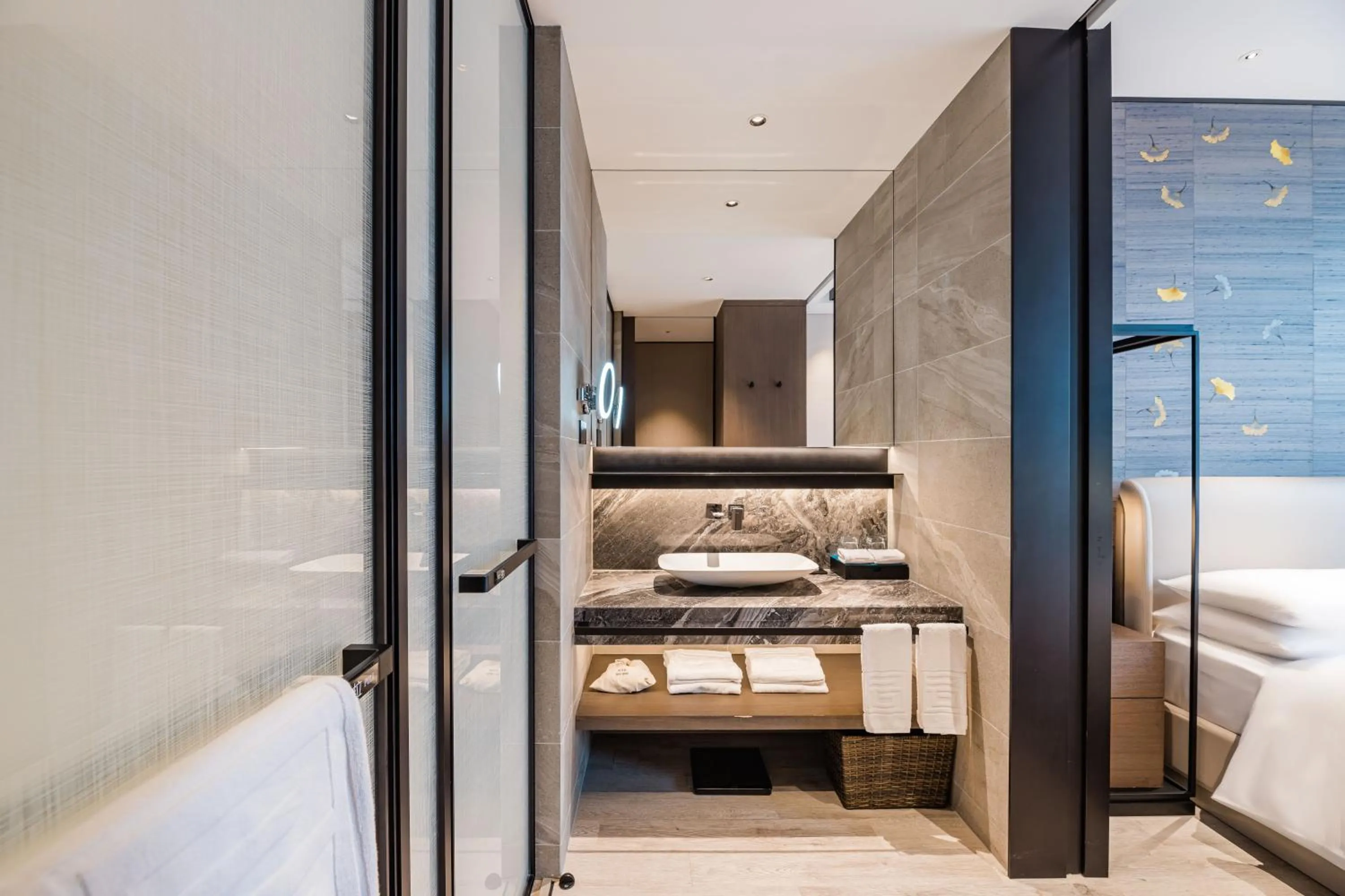 Bathroom, Bed in Yunhe Yebo Hotel (Shanghai International Tourism Resort Pudong Airport)