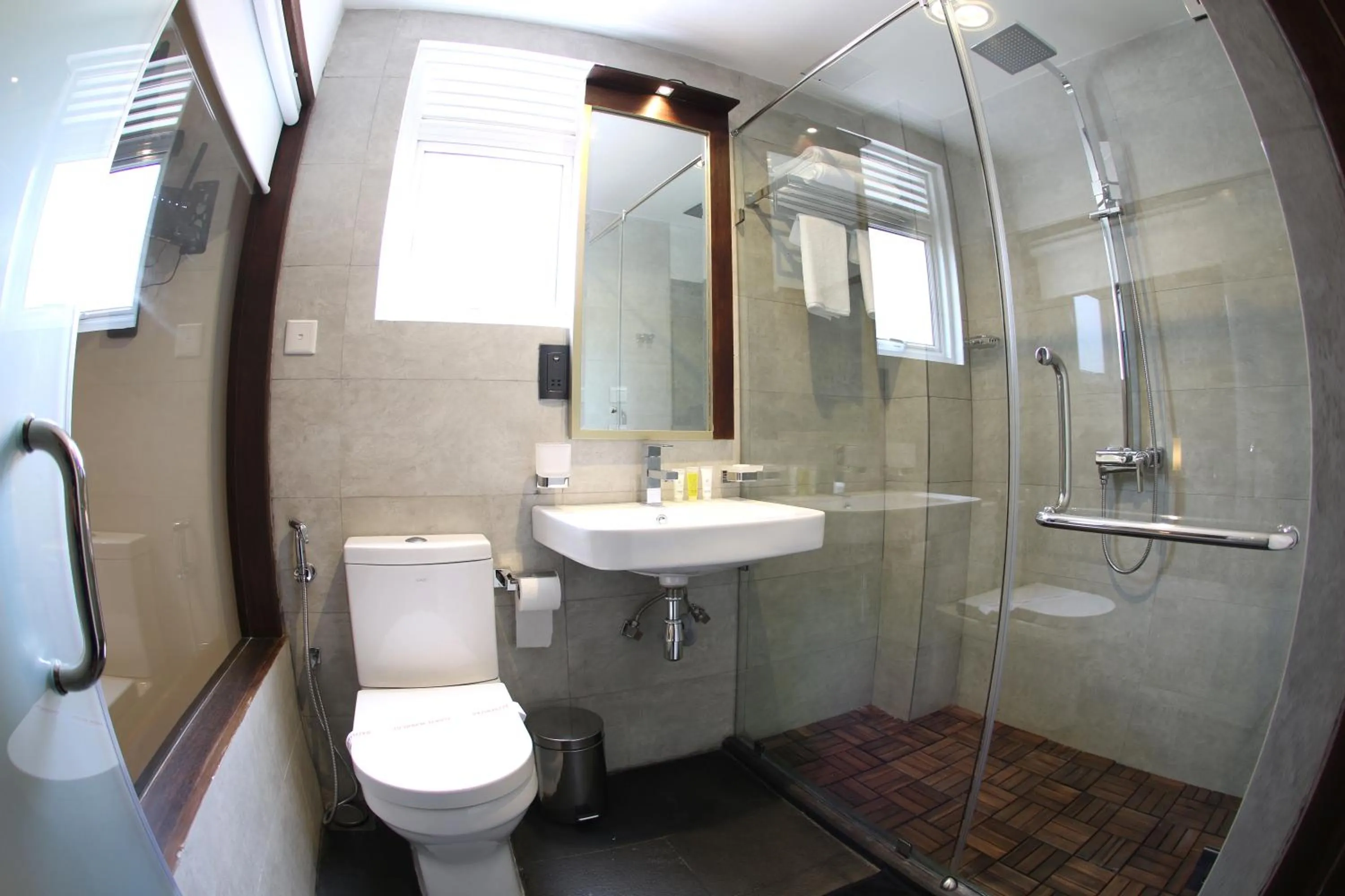 Shower in City Hotel Colombo 02