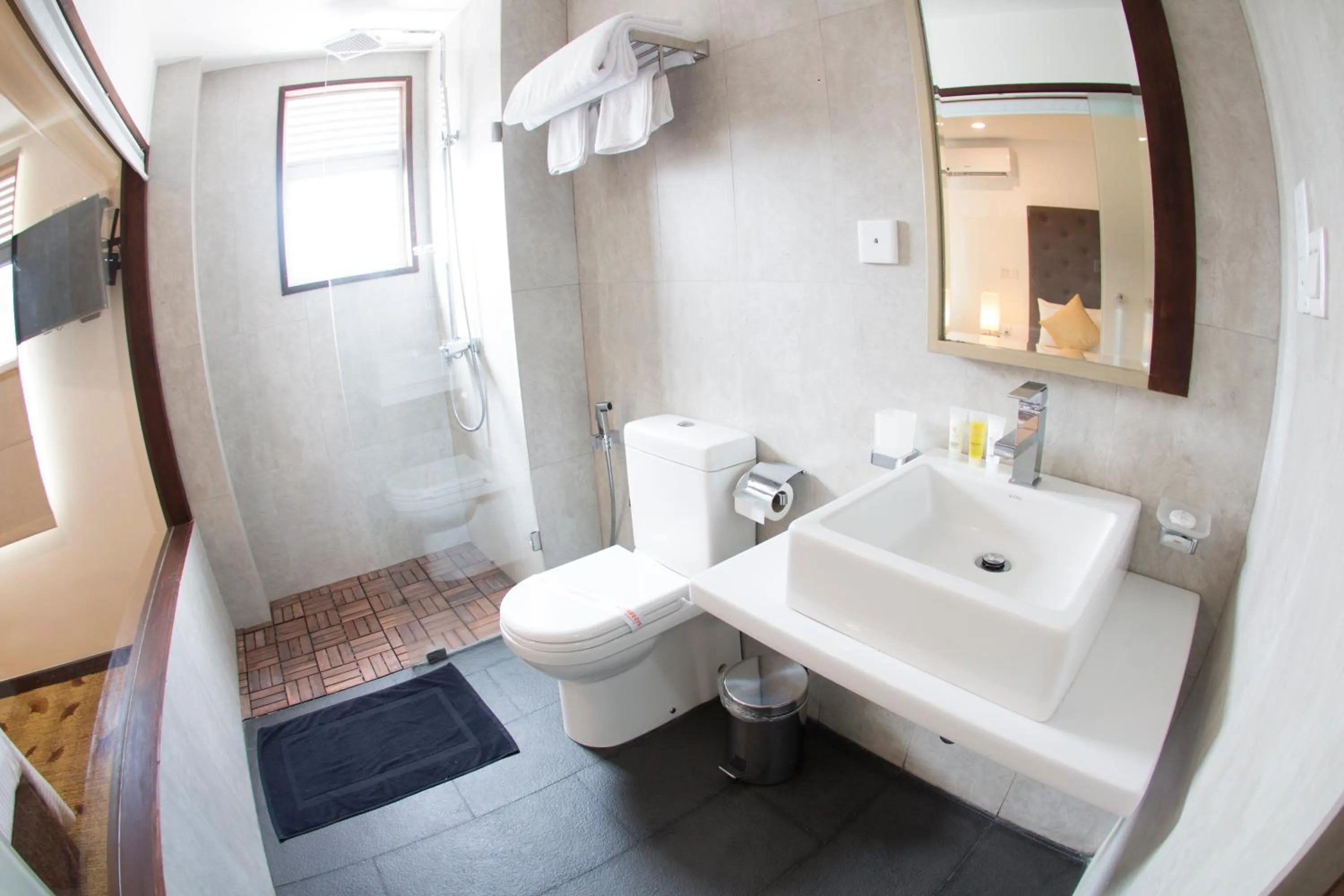 Shower in City Hotel Colombo 02