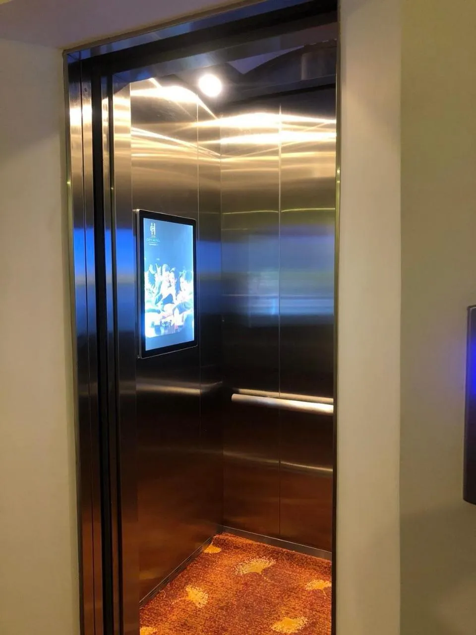 elevator in City Hotel Colombo 02