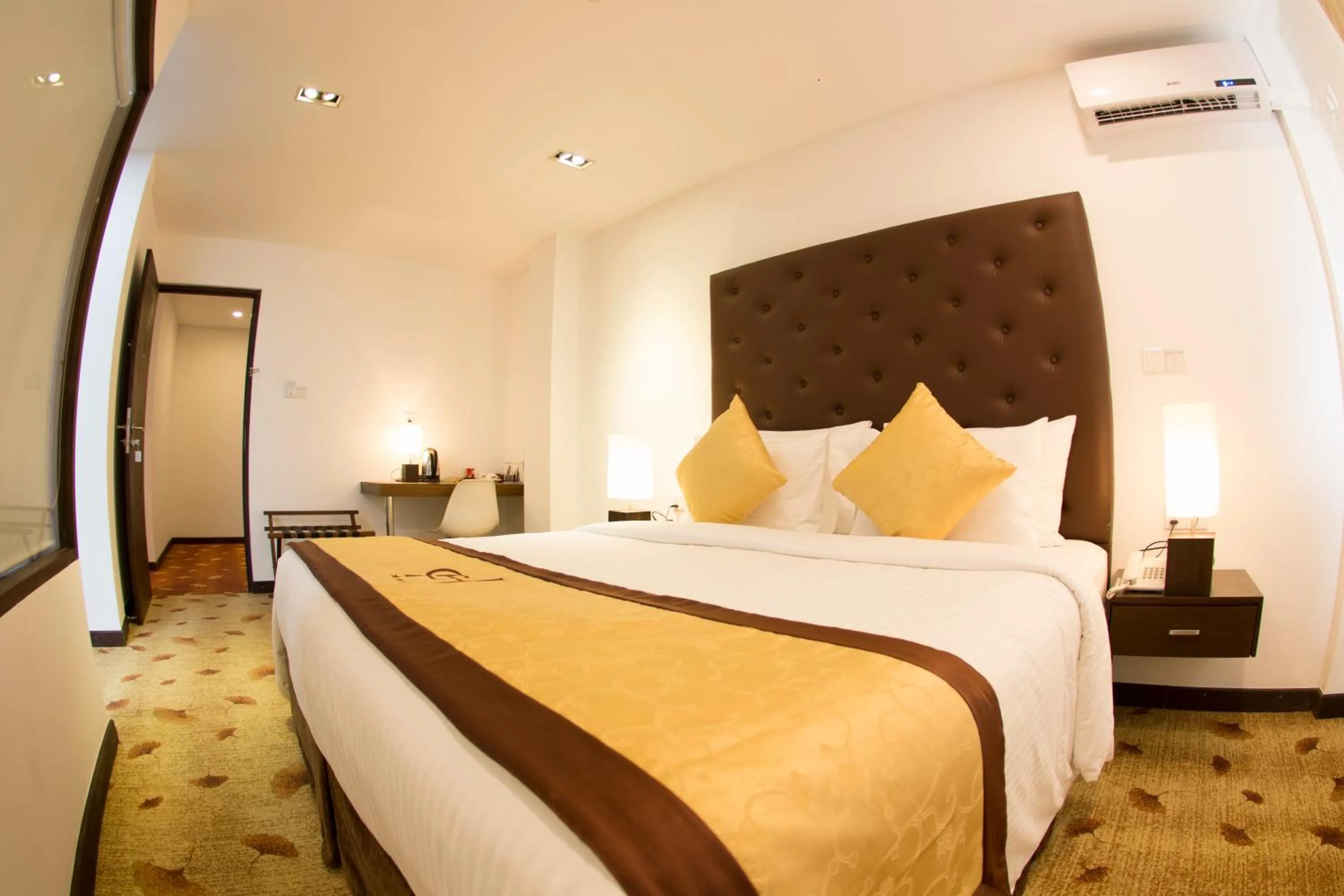 Photo of the whole room, Bed in City Hotel Colombo 02
