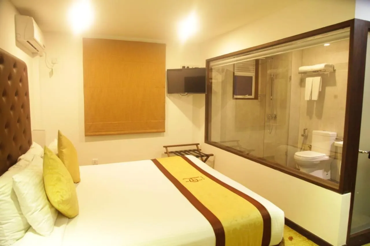 Bathroom, Bed in City Hotel Colombo 02