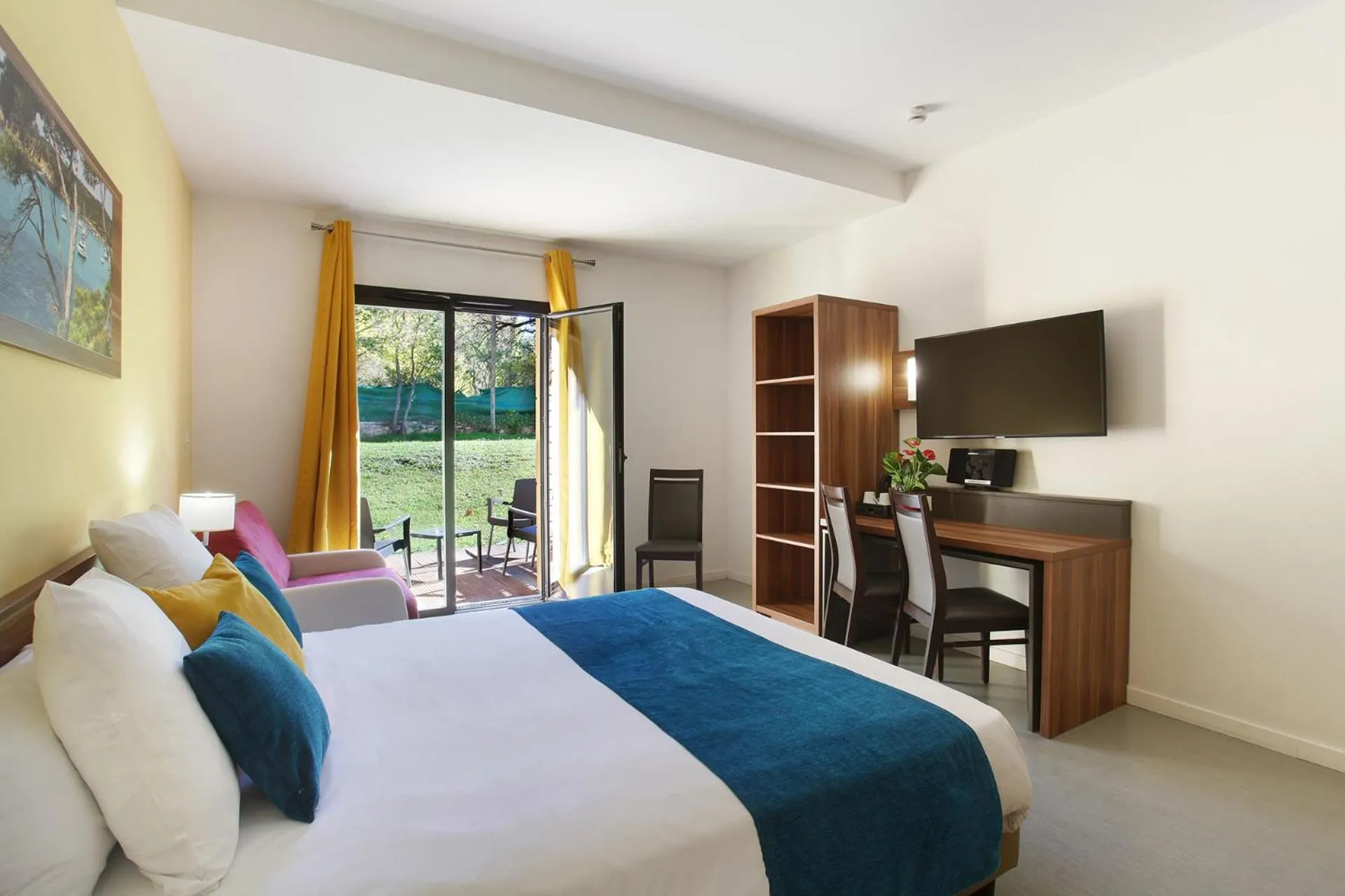 Bed in Suite Home Aix en Provence Sud TGV