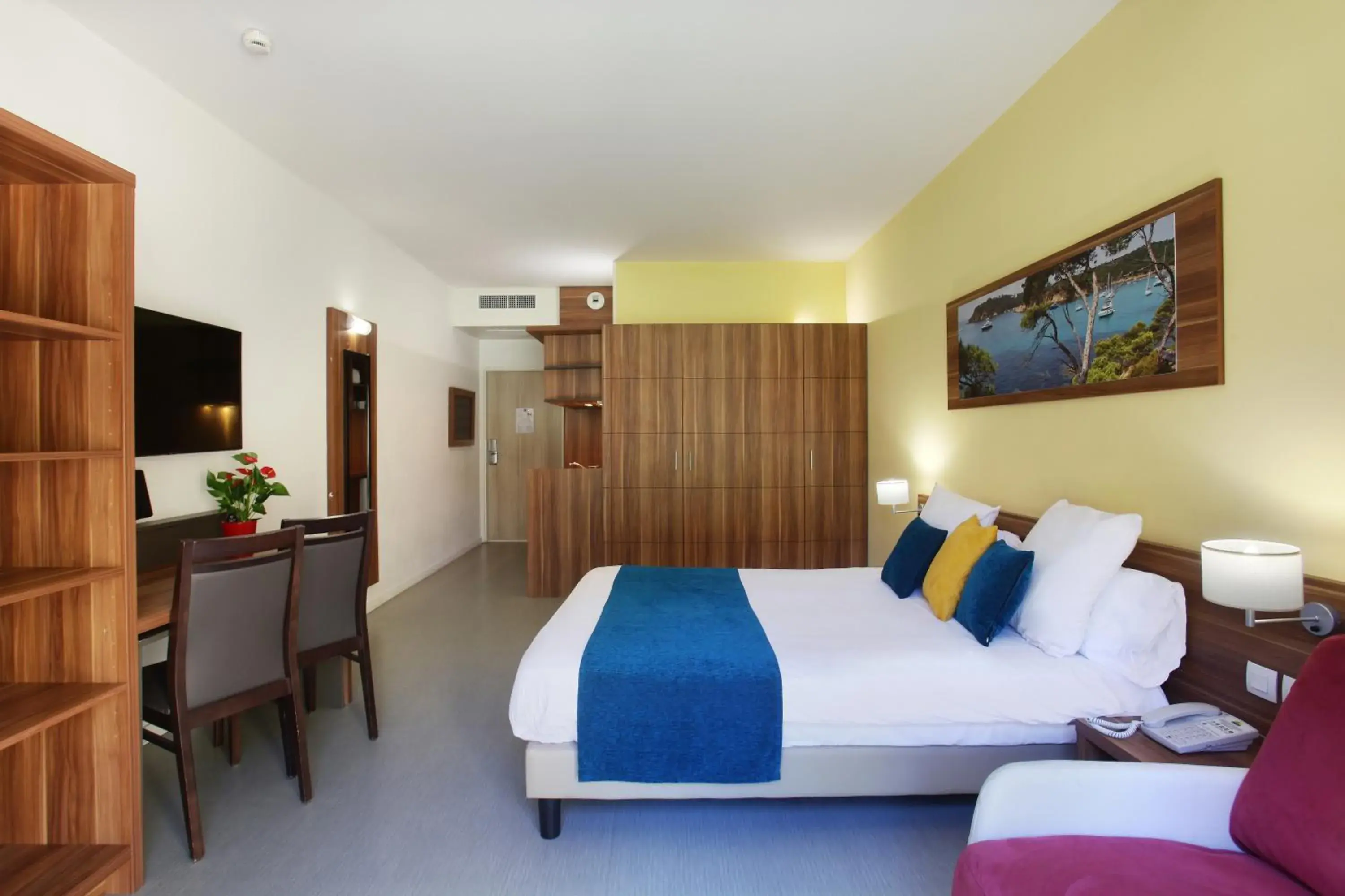 Photo of the whole room, Bed in Suite Home Aix en Provence Sud TGV Photo of the whole room, Bed in Suite Home Aix en Provence Sud TGV