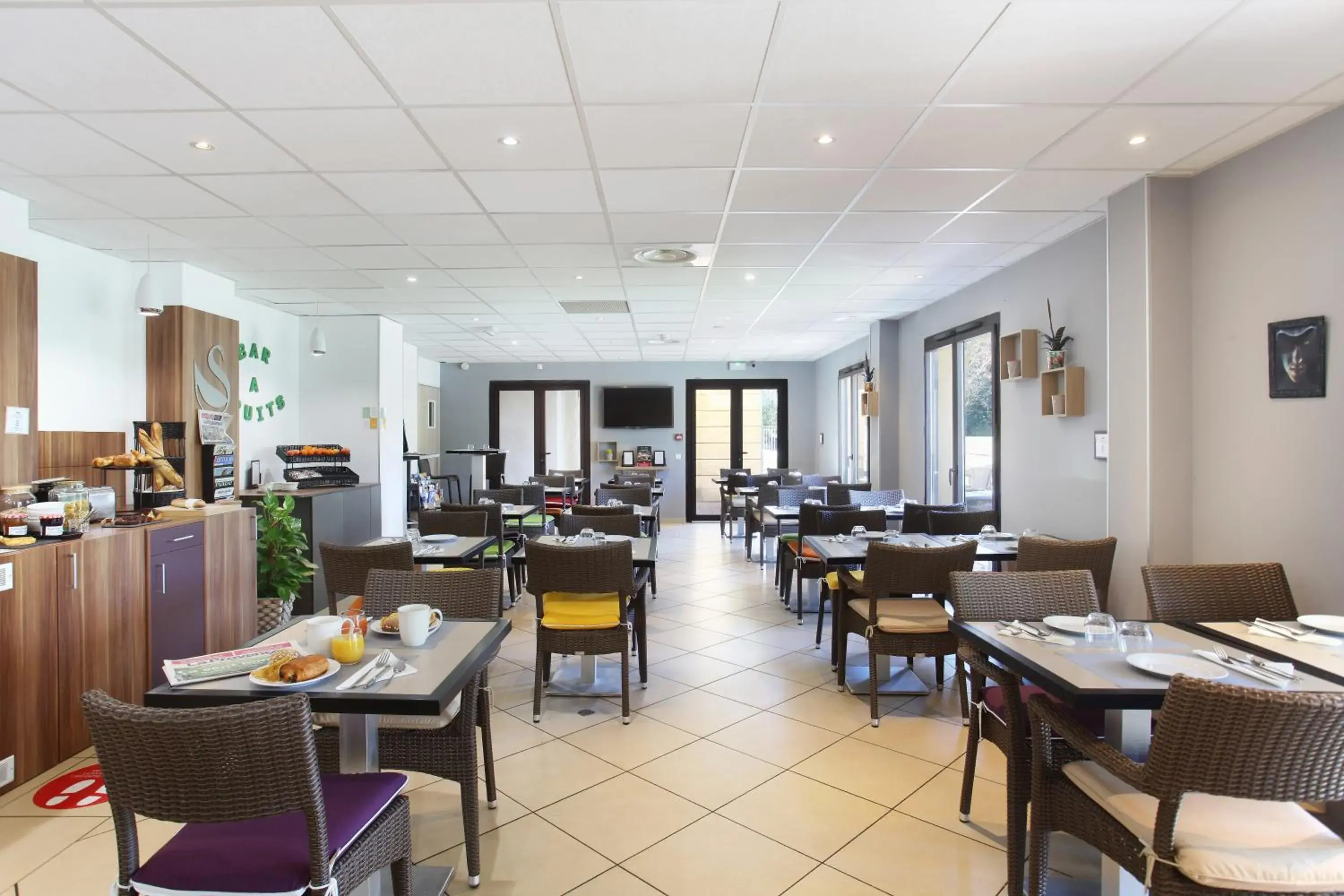 Restaurant/places to eat in Suite Home Aix en Provence Sud TGV Restaurant/places to eat in Suite Home Aix en Provence Sud TGV