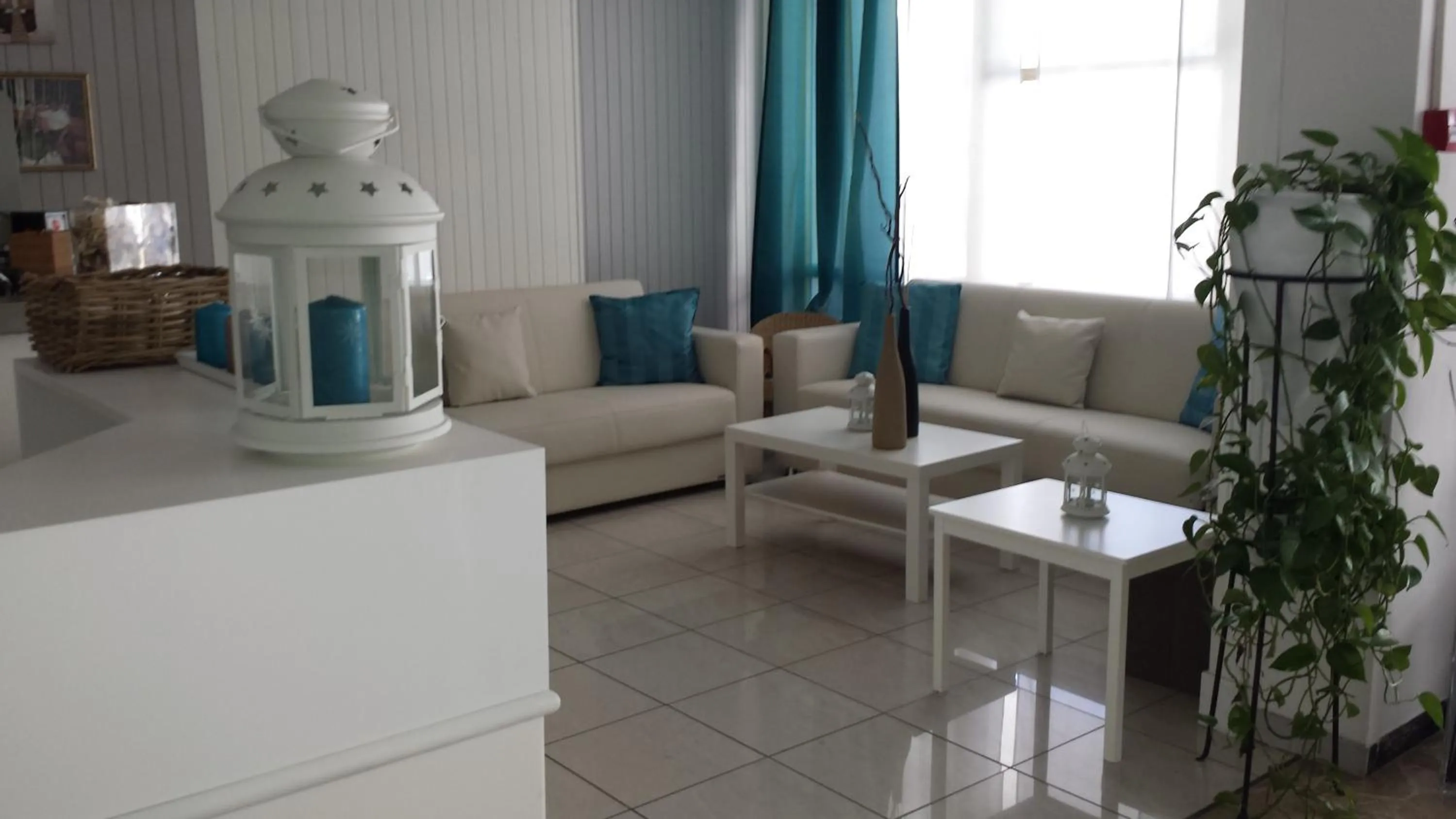 Communal lounge/ TV room in Hotel Ermeti B&B Brunch