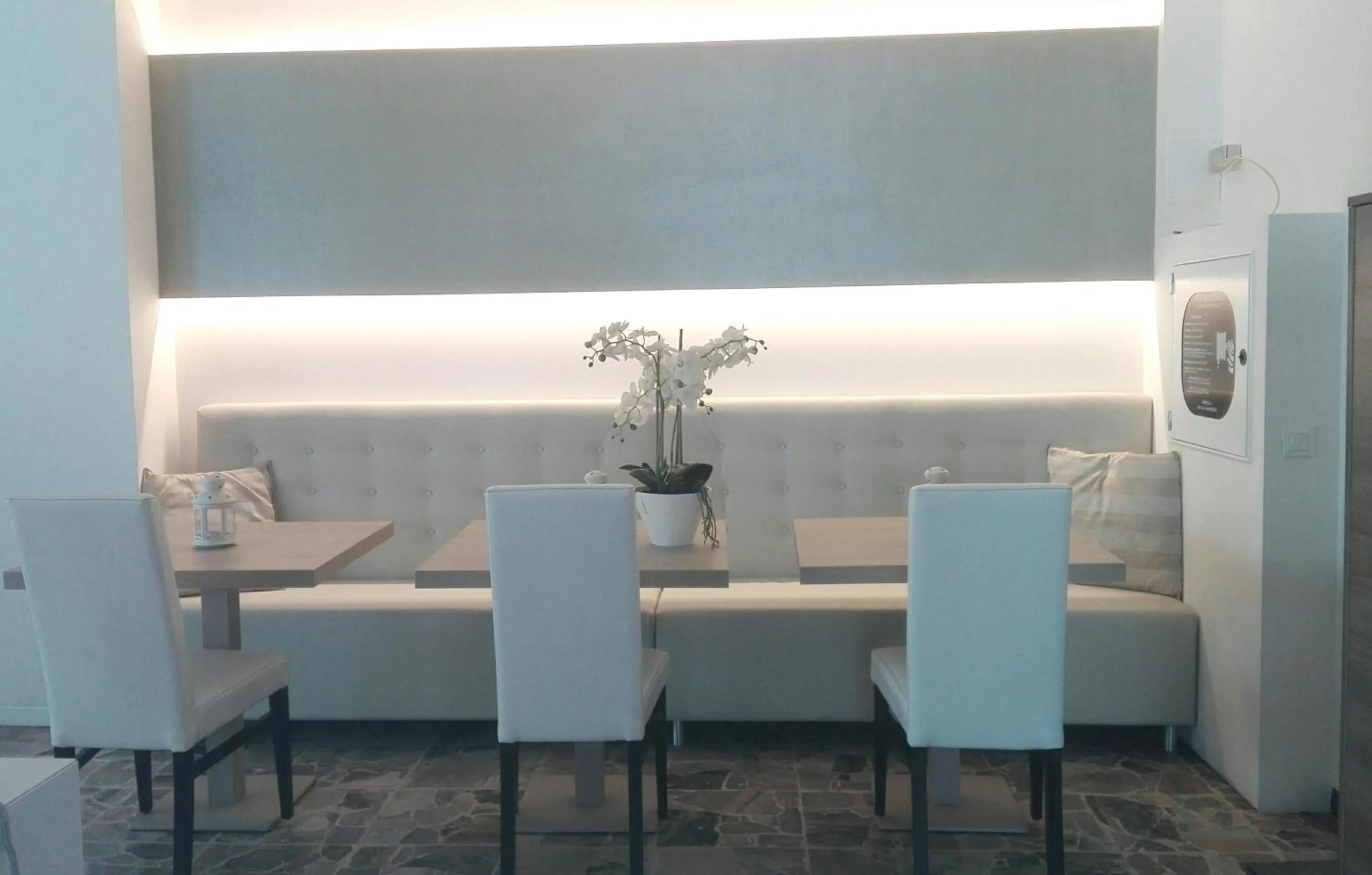 Communal lounge/ TV room in Hotel Ermeti B&B Brunch