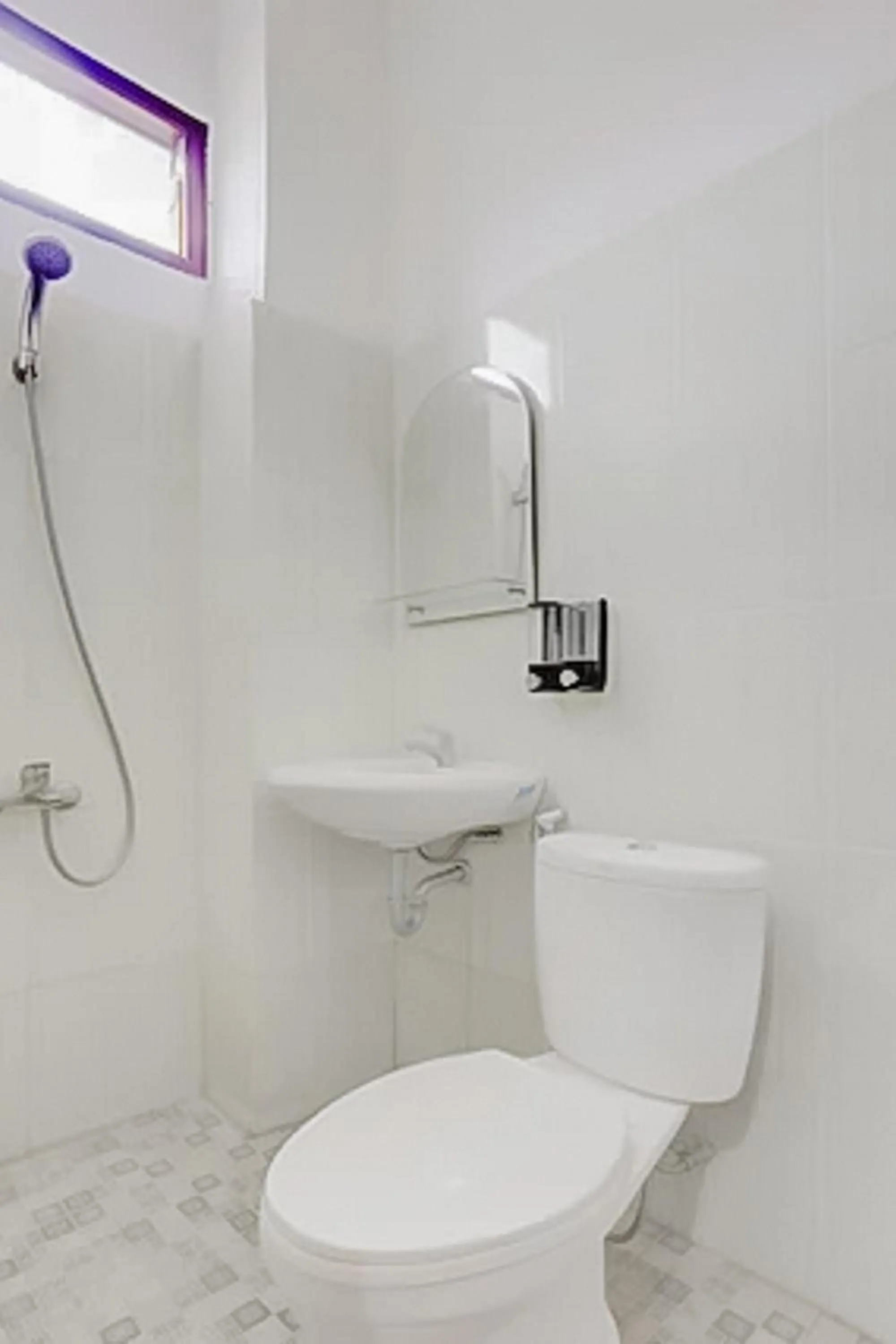 Bathroom in RedDoorz At Pelangi Guest House