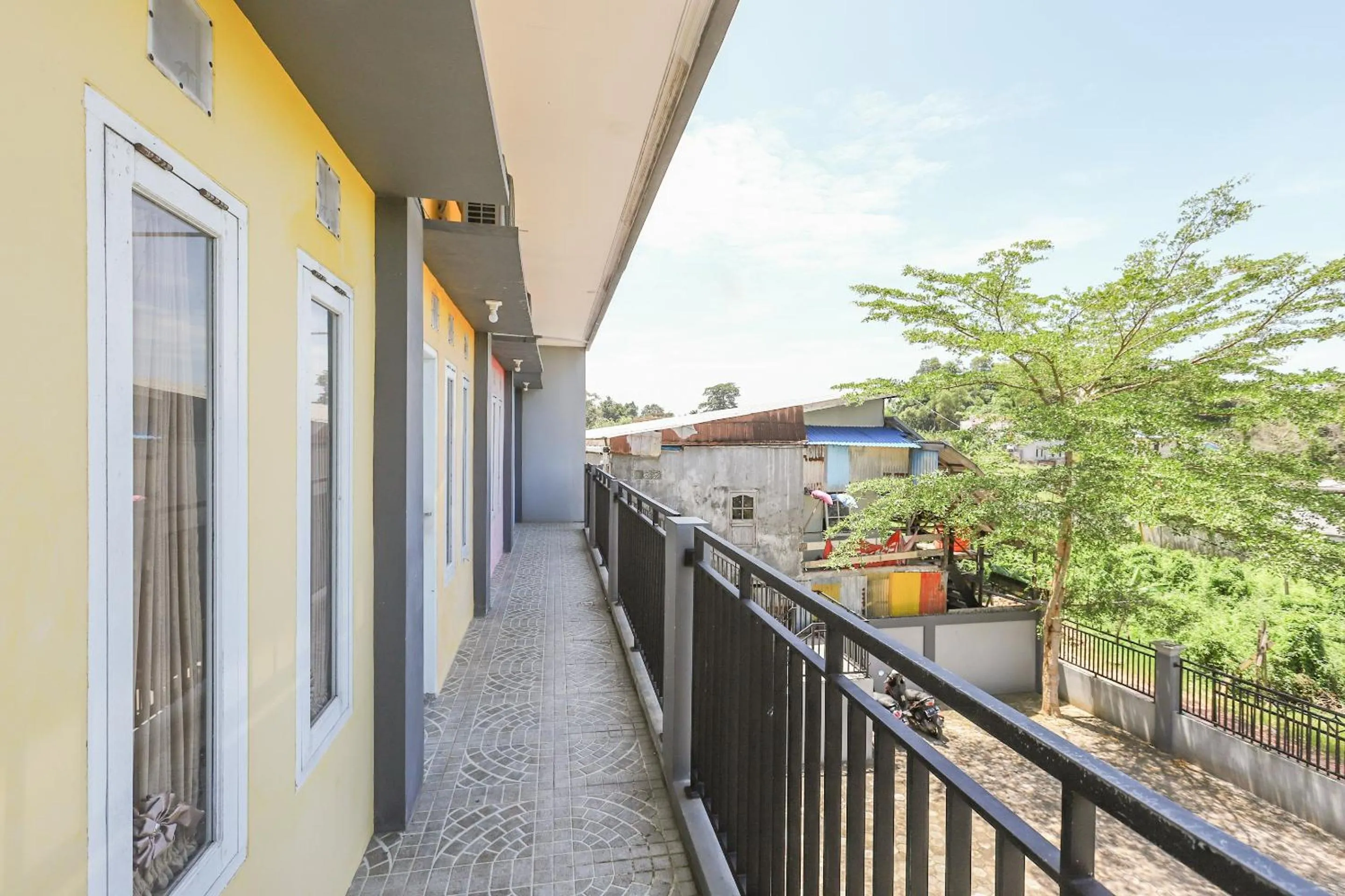 Balcony/Terrace in RedDoorz At Pelangi Guest House