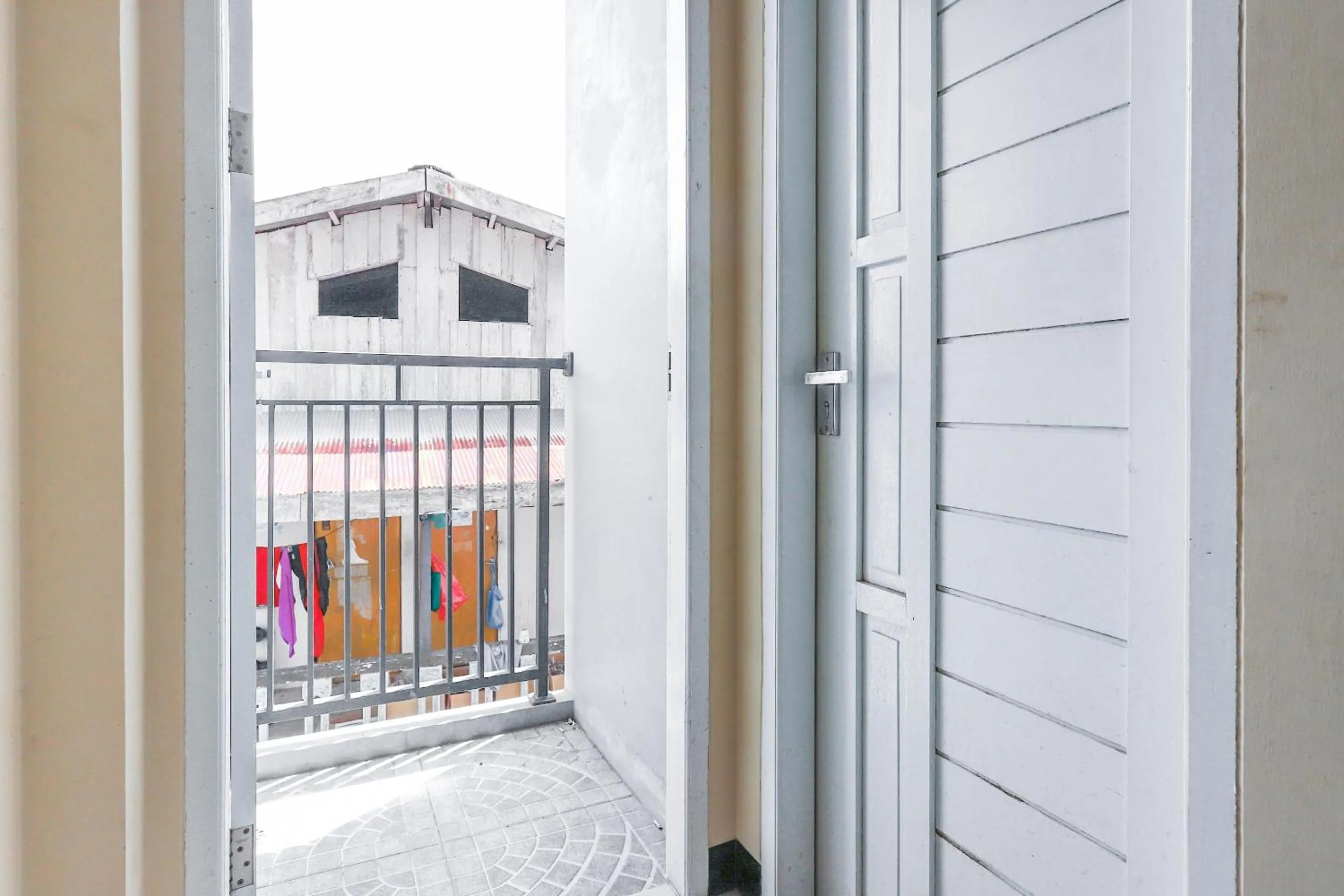 Balcony/Terrace in RedDoorz At Pelangi Guest House