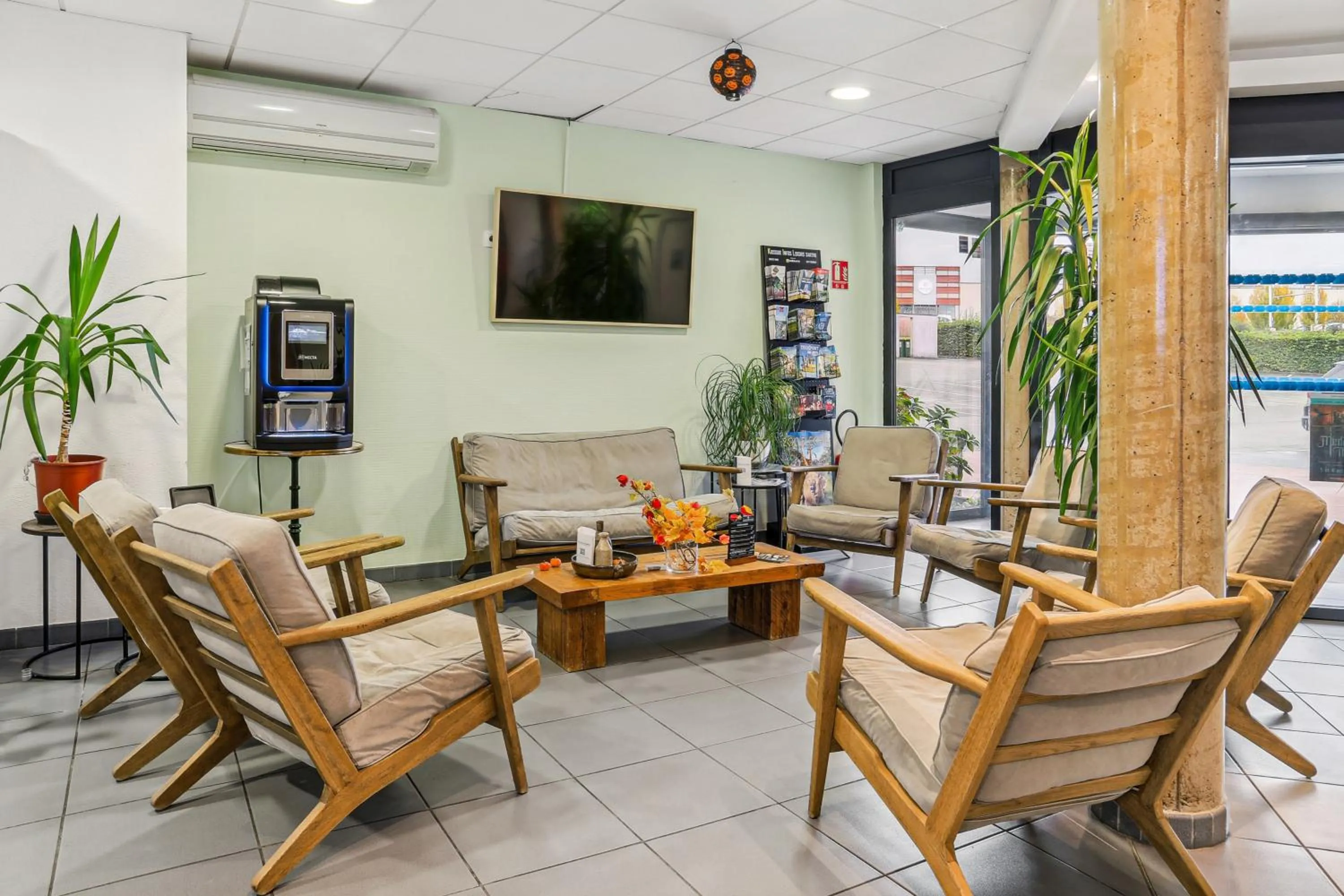 Seating area in Hôtel AKENA La Ferté Bernard