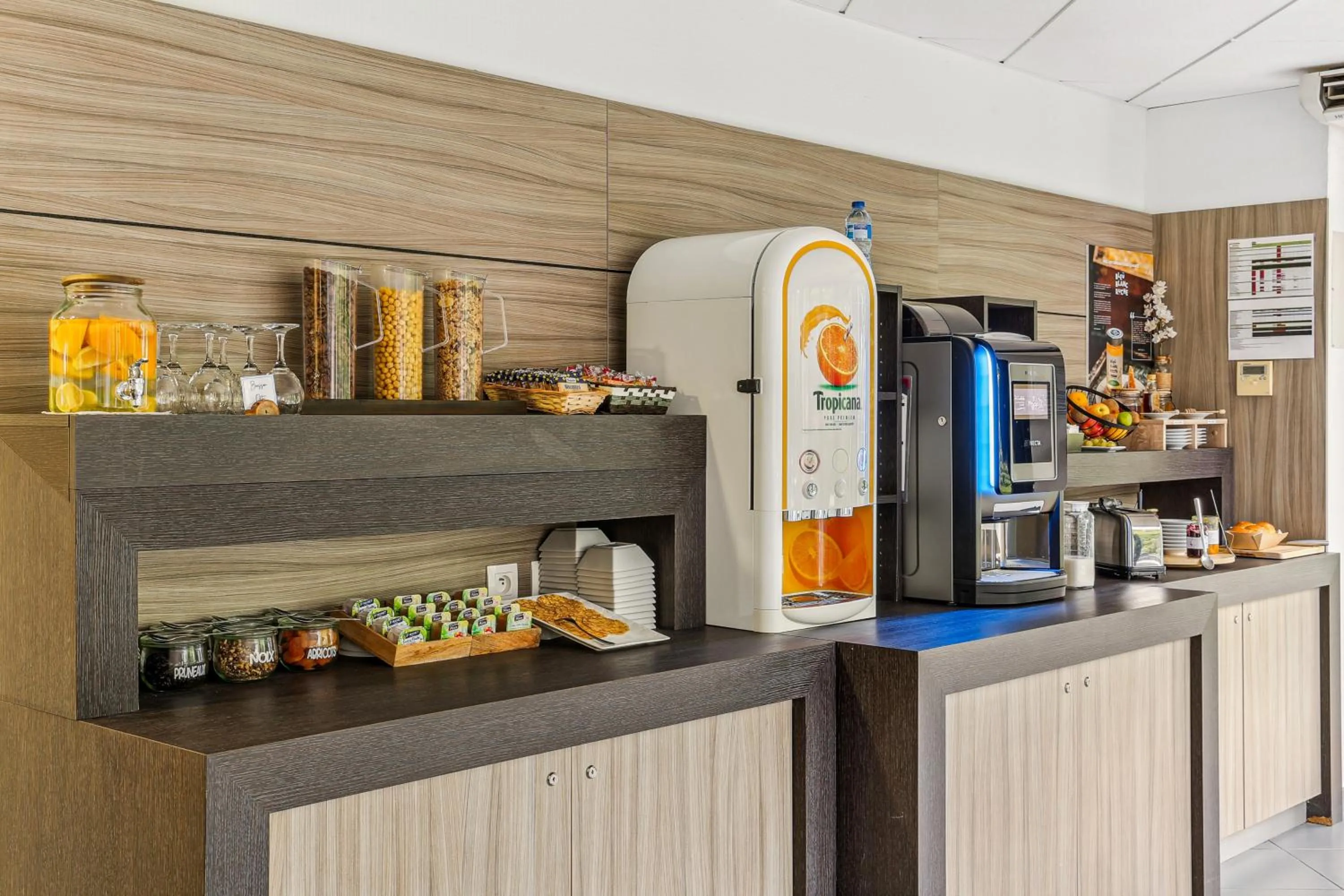 Food and drinks in Hôtel AKENA La Ferté Bernard