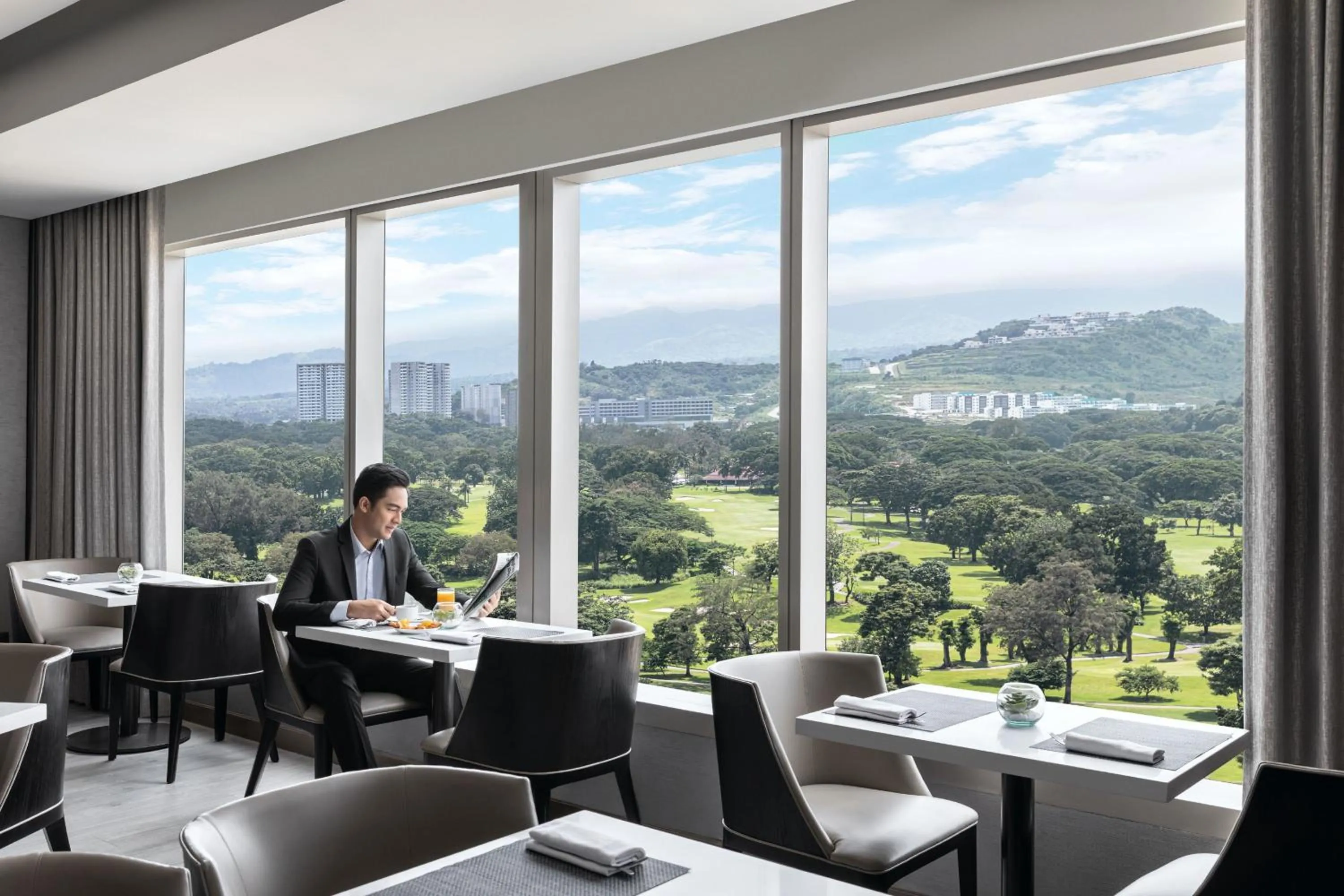 Lounge or bar in Clark Marriott Hotel