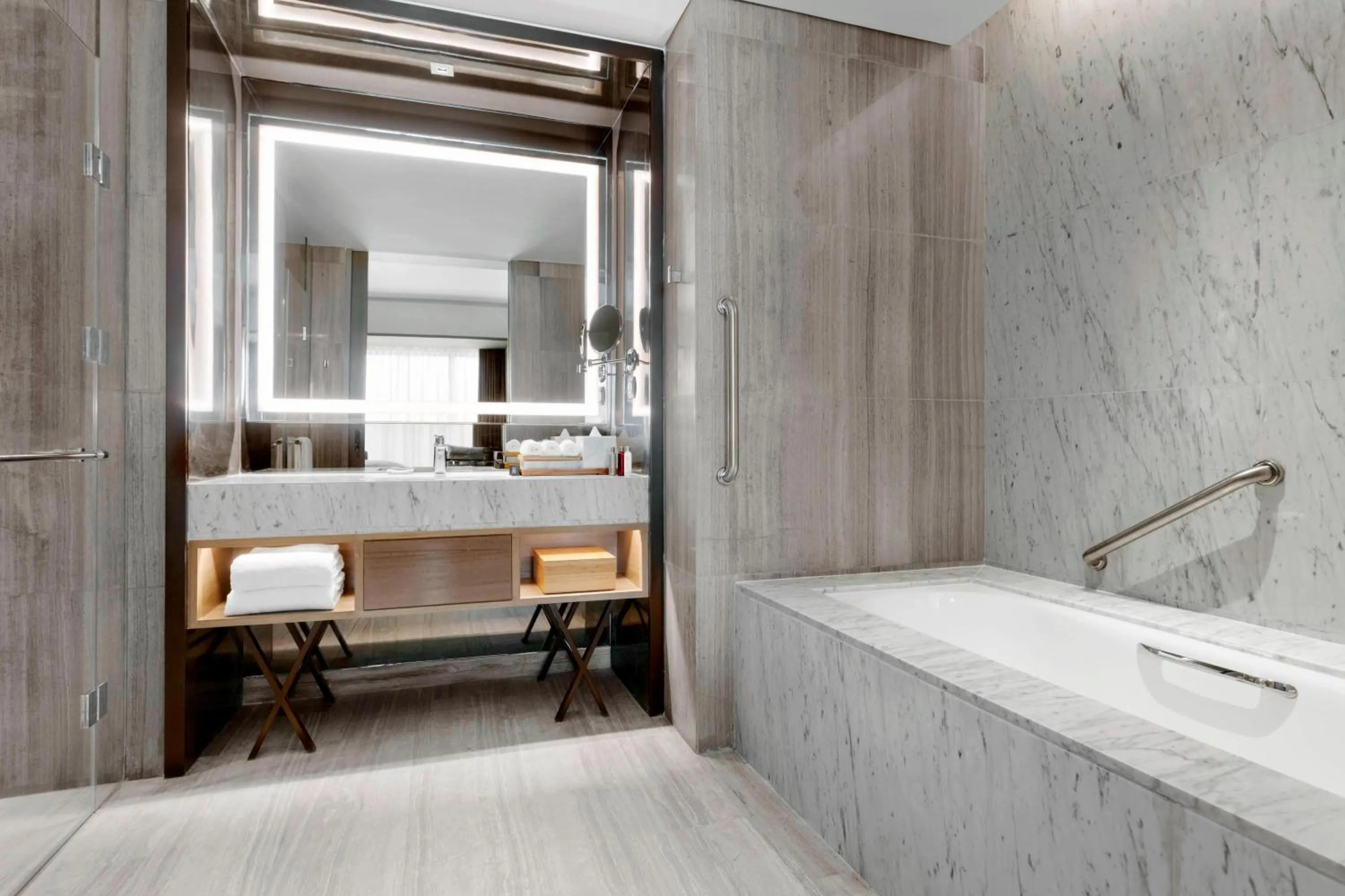 Bathroom, Bed in Clark Marriott Hotel