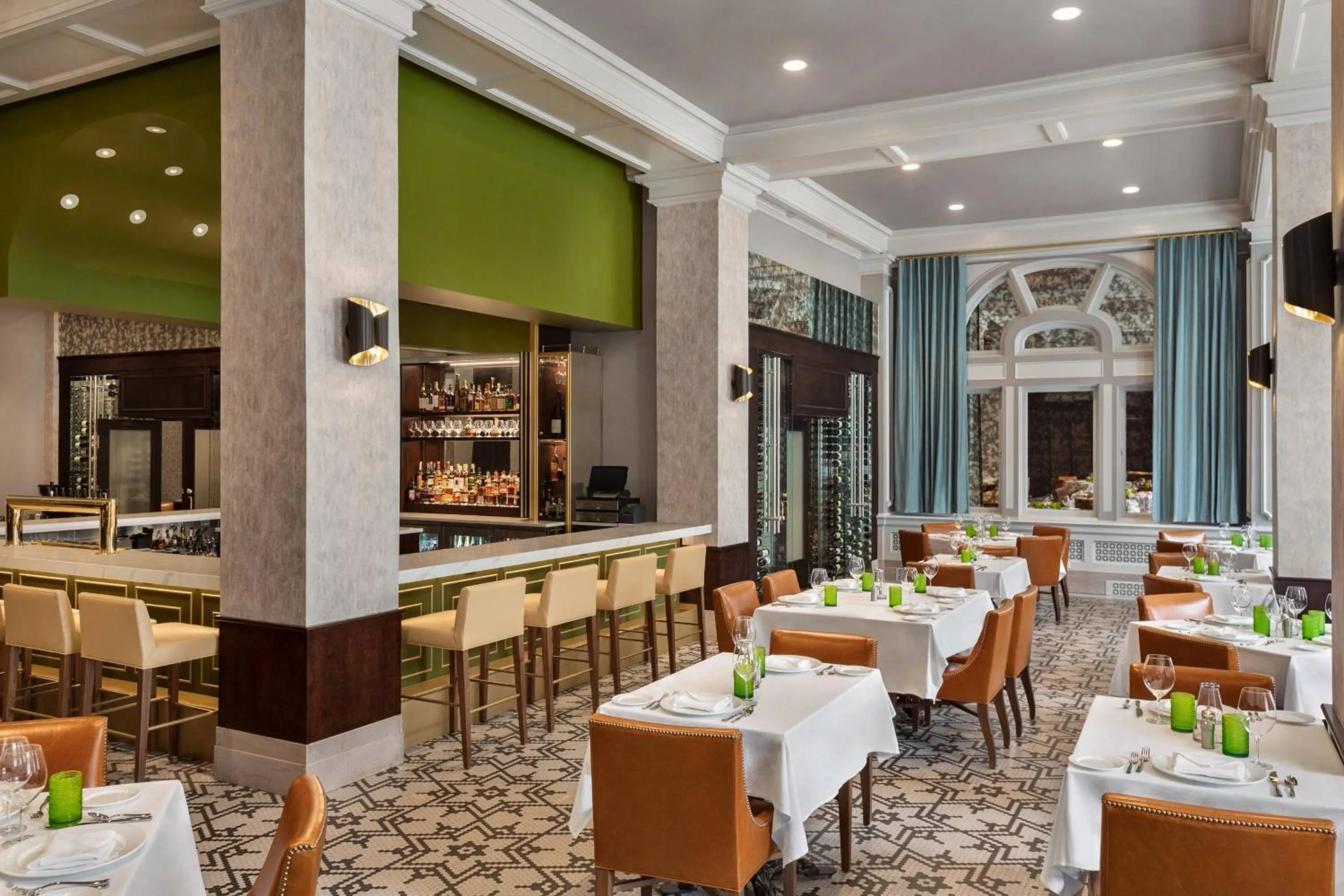 Breakfast in Hotel Northland, Autograph Collection