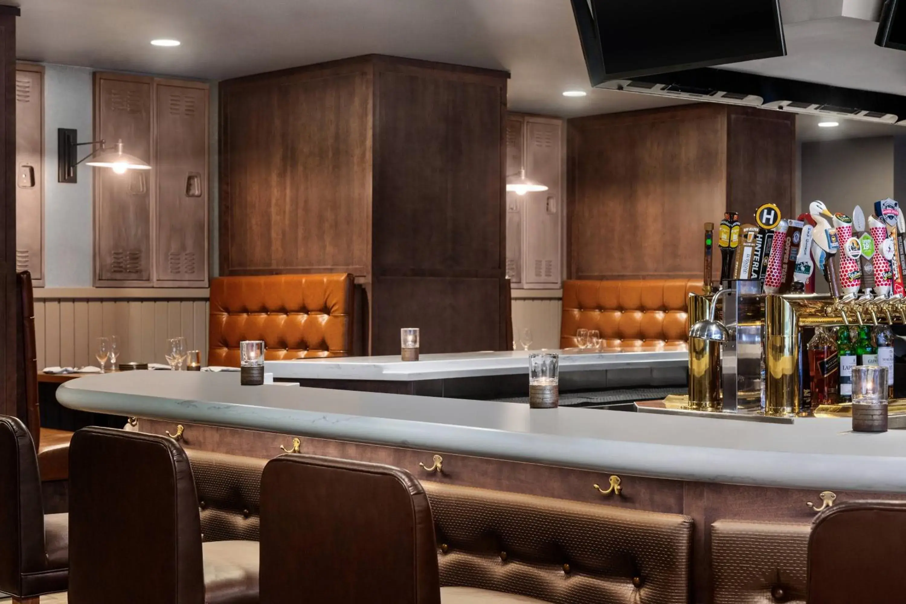 Lounge or bar in Hotel Northland, Autograph Collection Lounge or bar in Hotel Northland, Autograph Collection